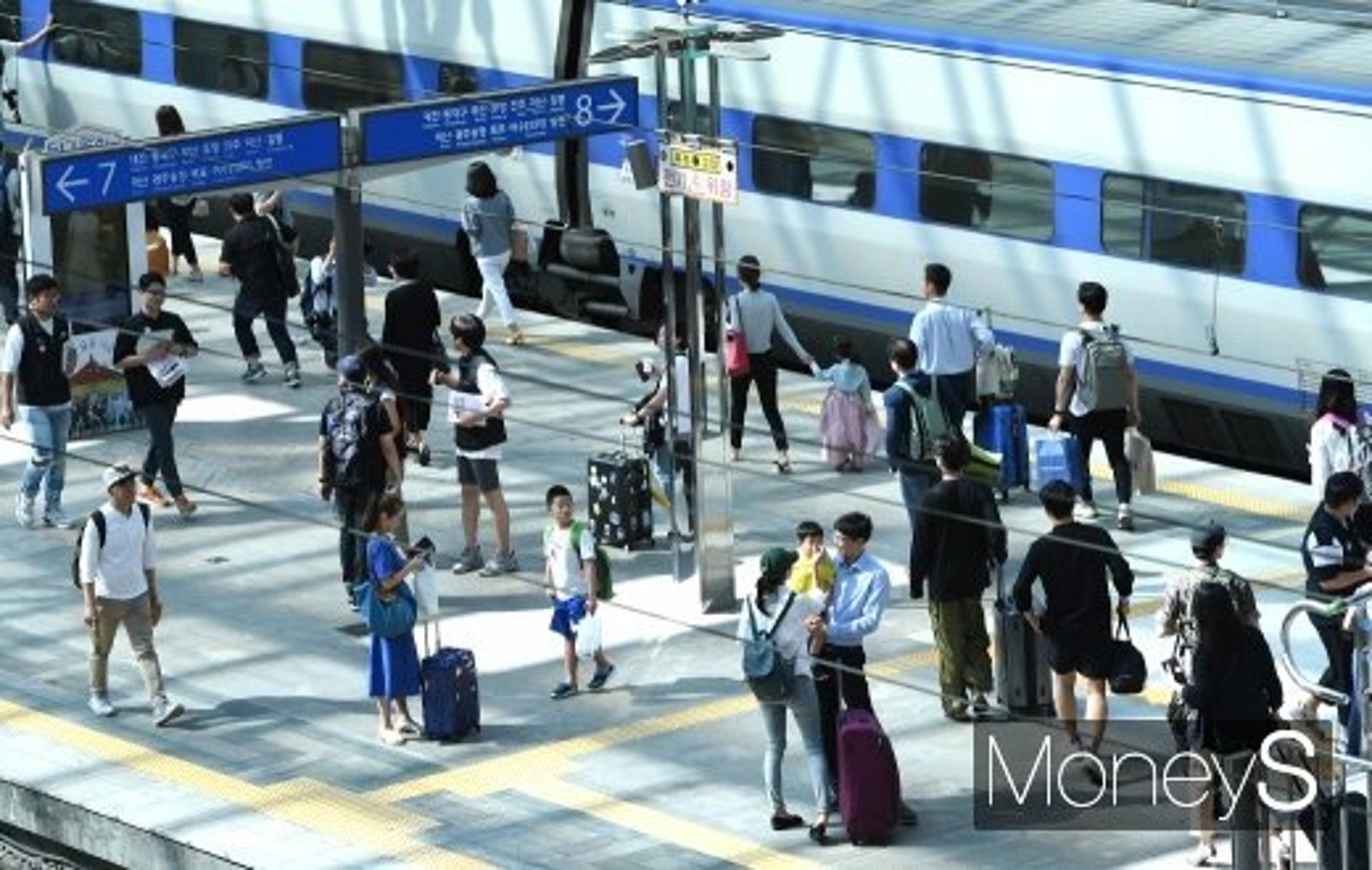 코로나 확산세에도… 직장인 61.3% “추석에 부모님 찾아 뵐 것”
