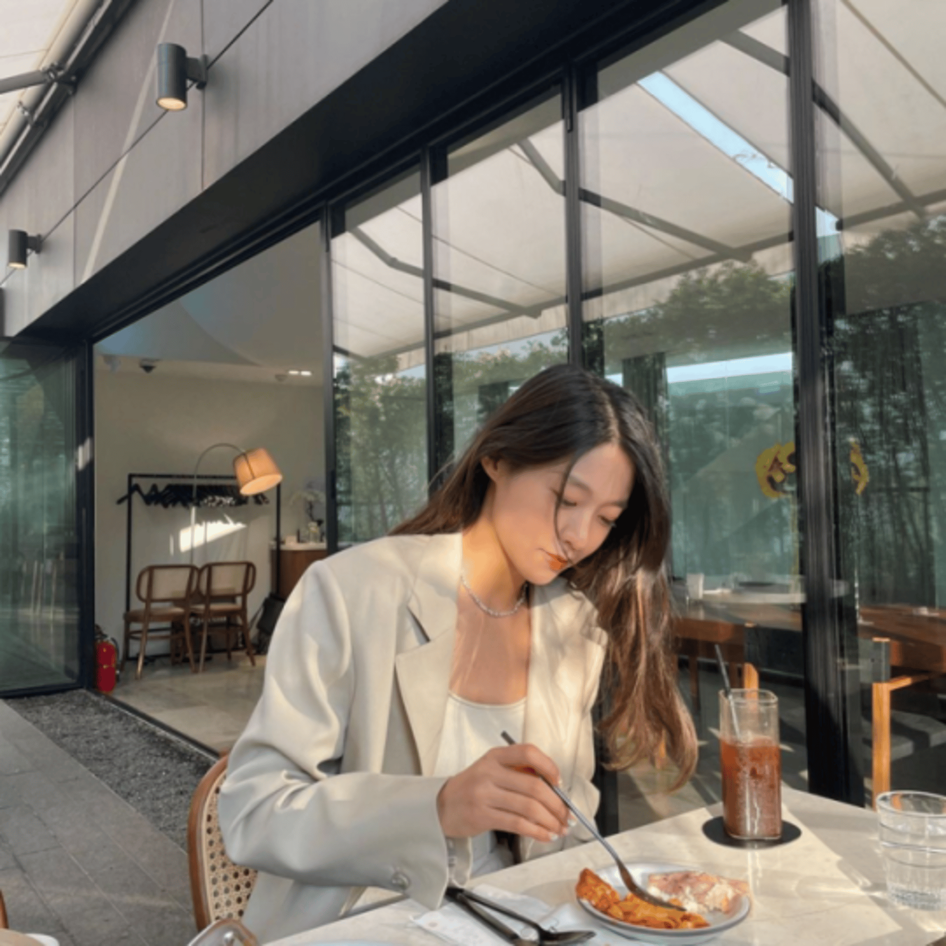 "여름이었다"… 설현, SNS 속 되찾은 미소