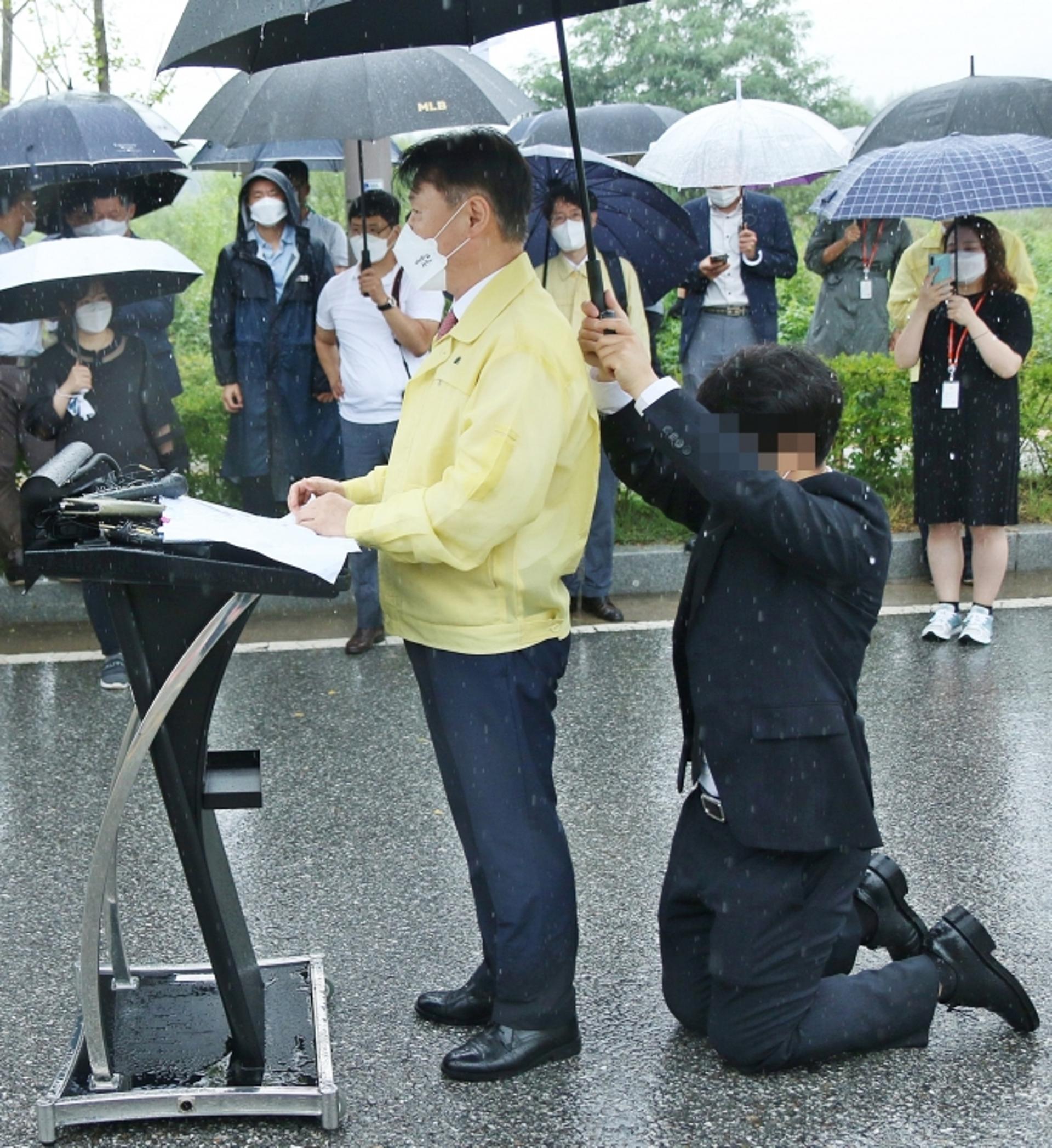 장관 촬영 강요에 차관 무릎꿇고 의전… 법무부 잇단 구설