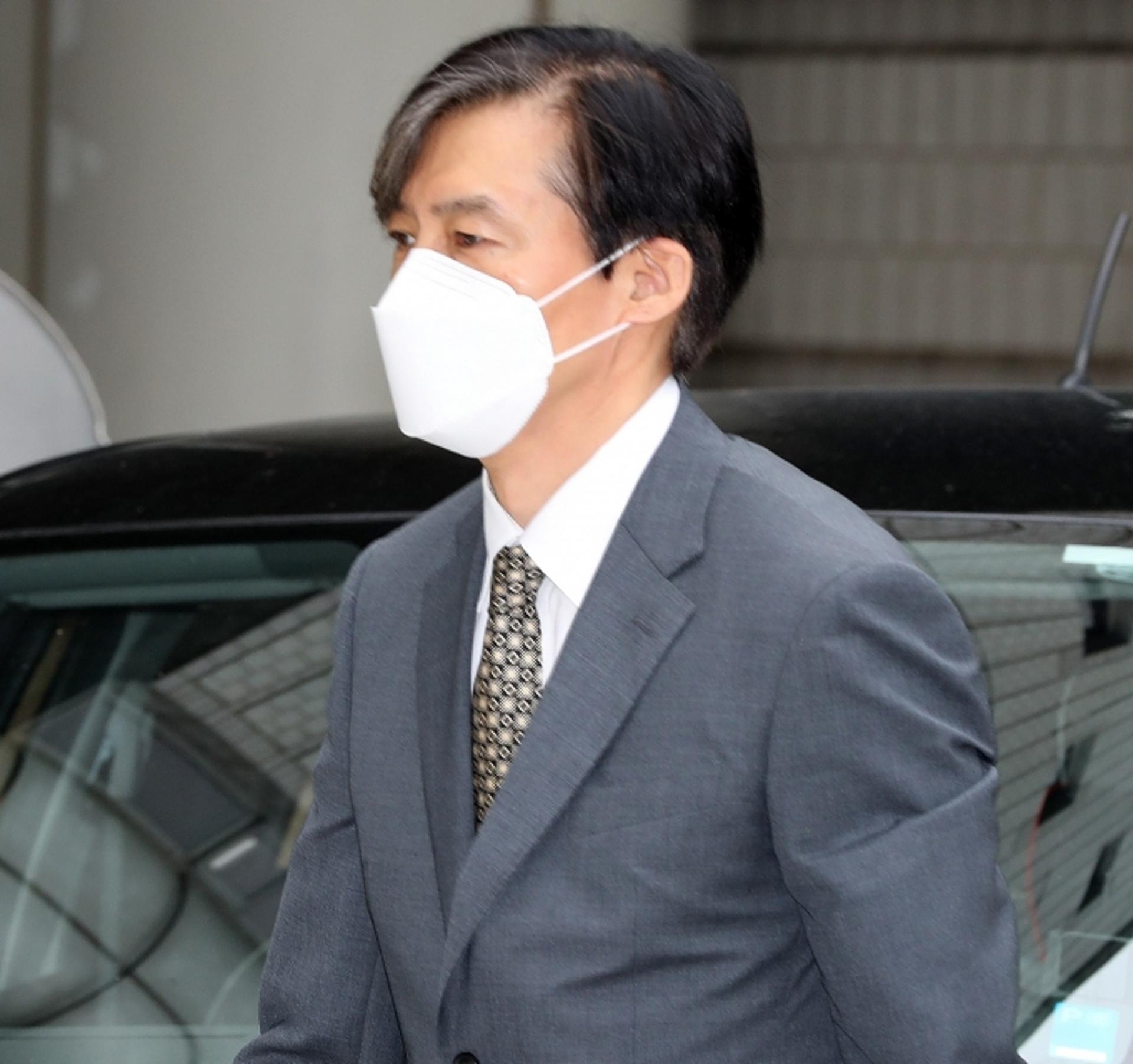 조국 “딸, 묵묵히 일하는데… '진보’ 평론가 글 기막혀”