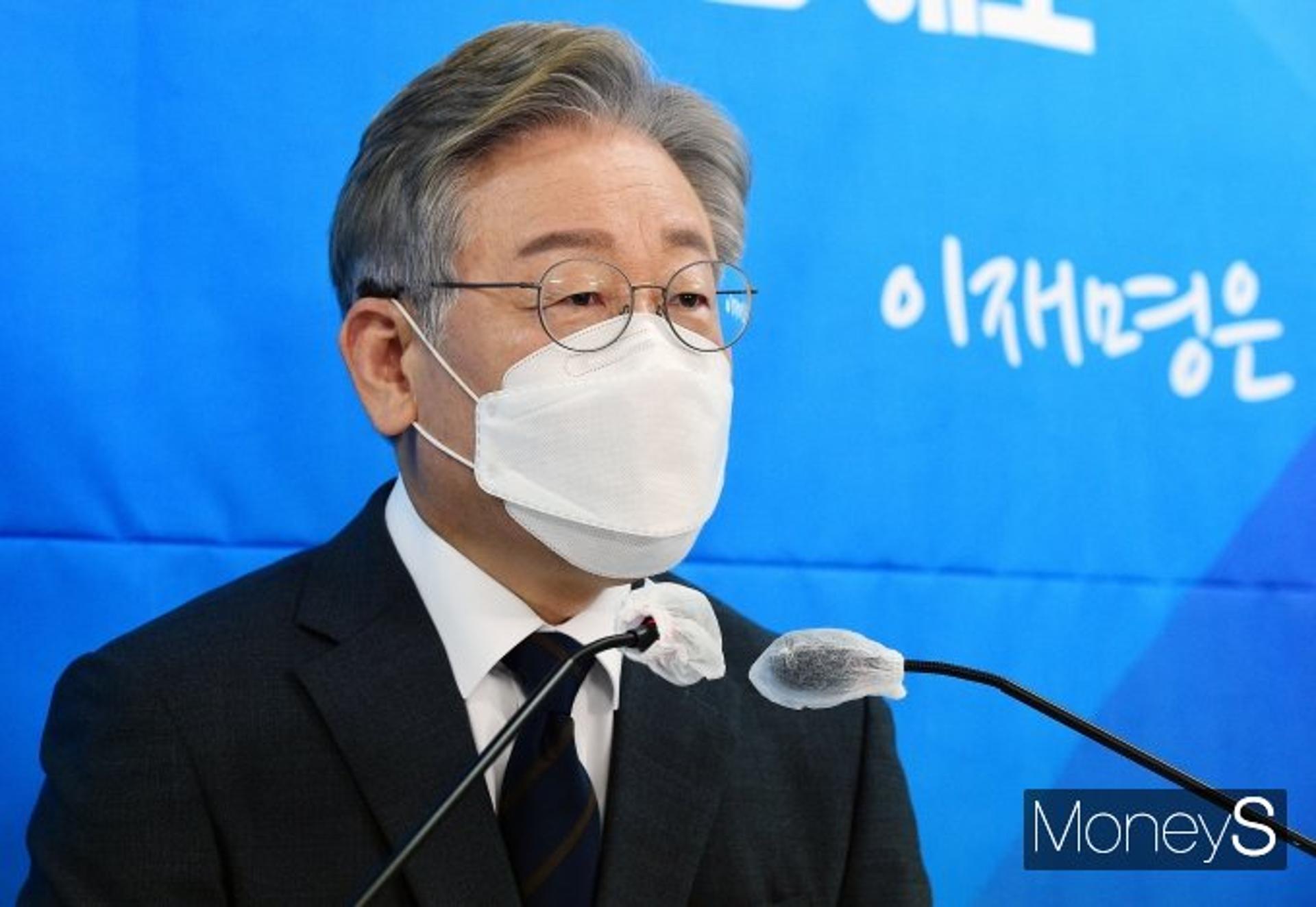 "제 길 열어준 분"… 이재명, 고 노무현 대통령 회상