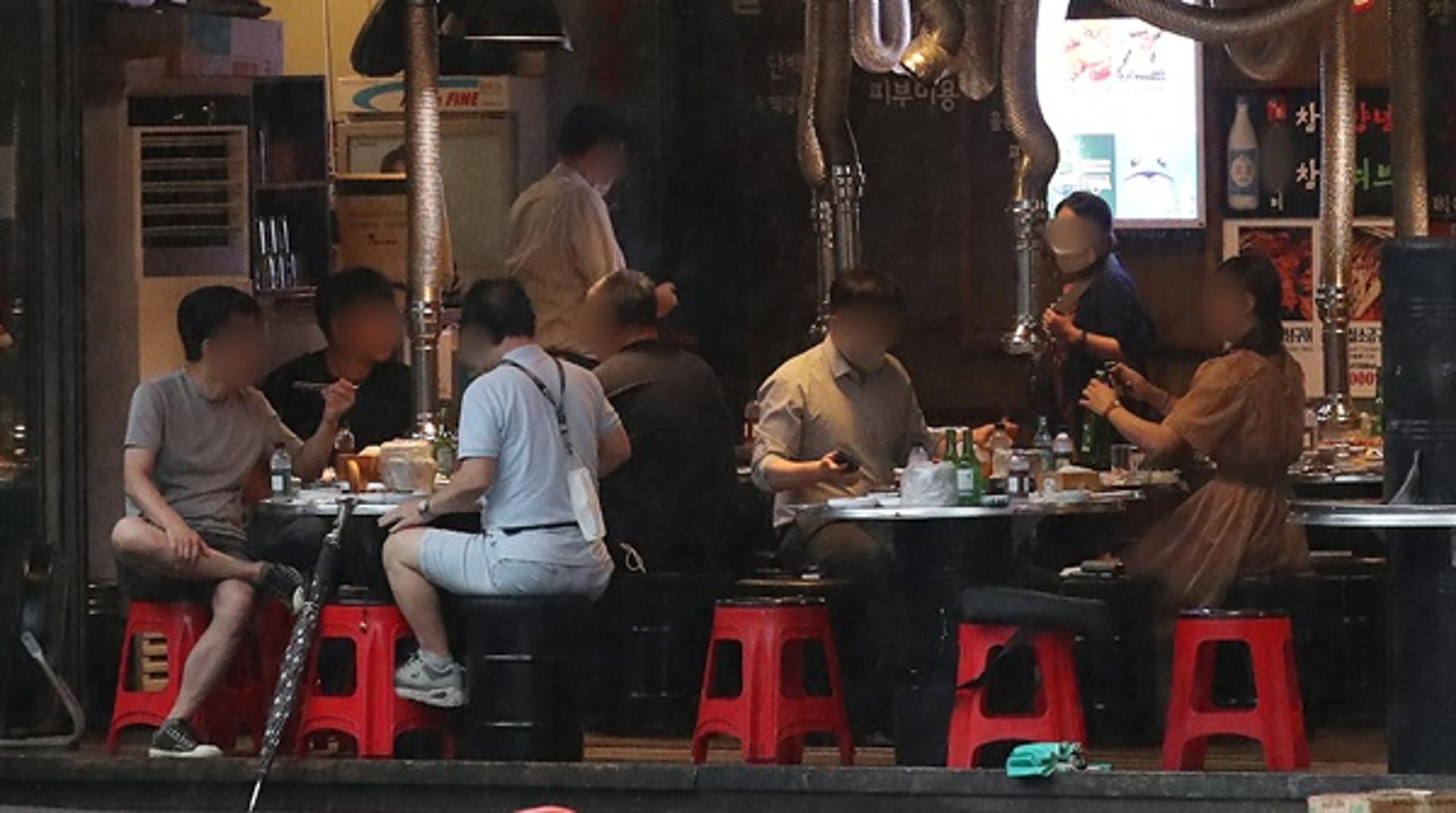 수도권 식당·카페 밤 10시까지·최대 6명 모임… 10월3일까지(상보)