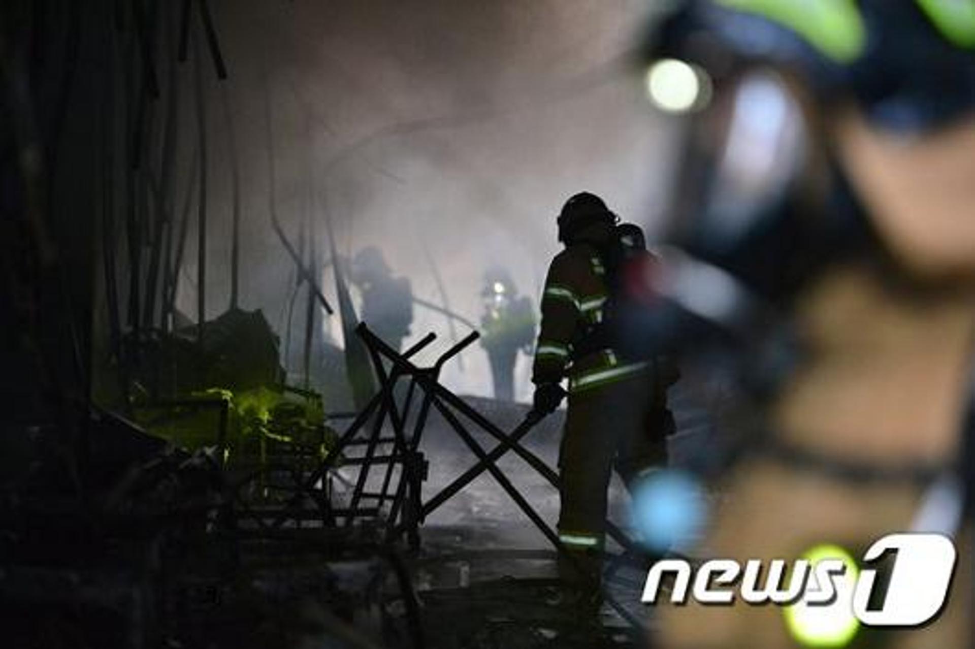 경북 영덕전통시장 화재로 48개 점포 불타… 70대 여성 병원 이송