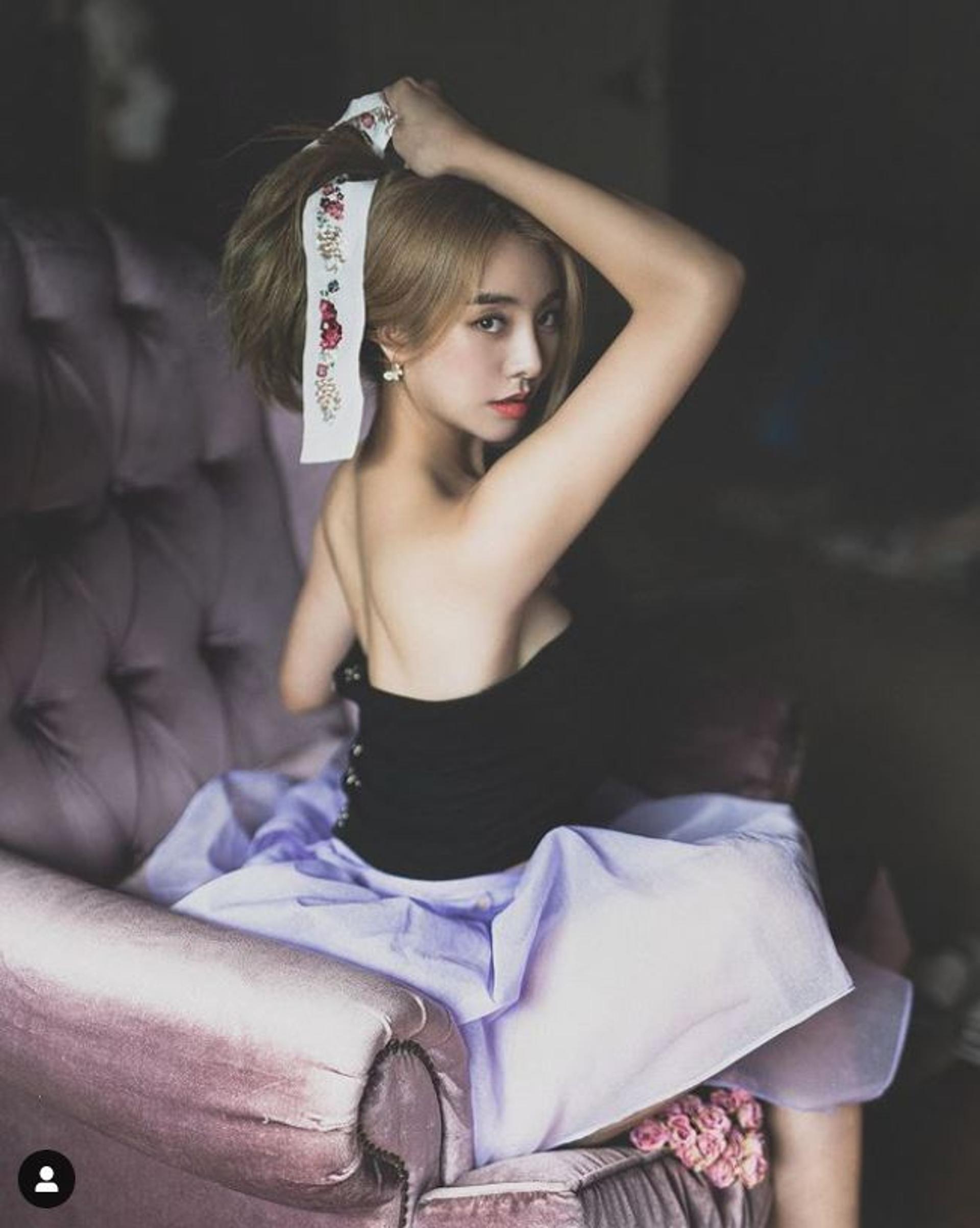 "등이 다 보이는 한복?"… '군통령' 설하윤, 섹시 뒤태