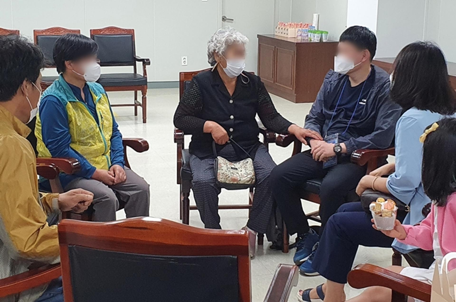 "아들아" 오열한 어머니… 34년 전 잃어버린 아들 찾았다