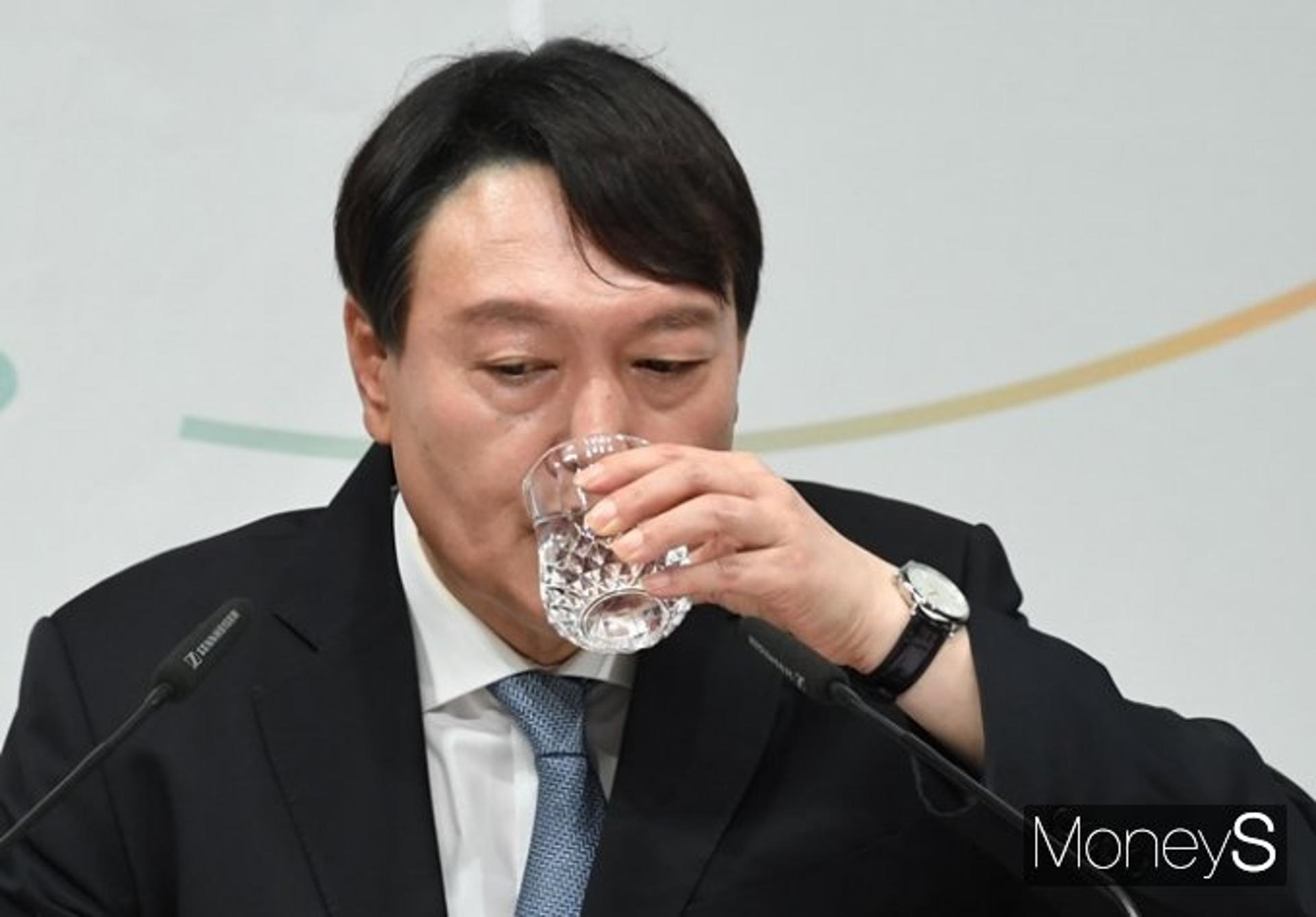 윤석열 측 "김웅에 고발 사주?… 그렇게 친밀하지 않다"