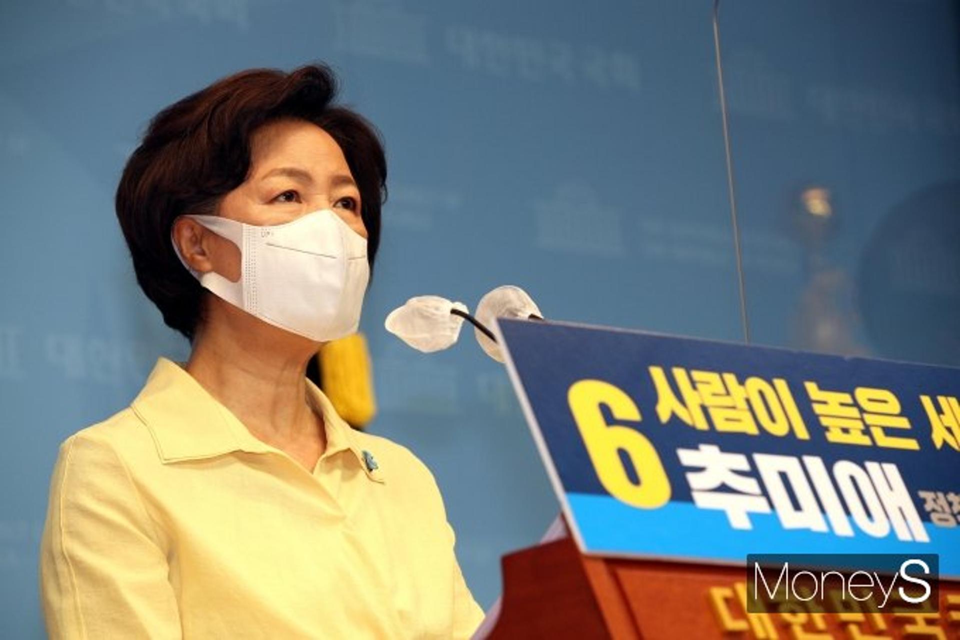 "윤석열 뻔뻔, 김웅 한심" 추미애, '고발 사주' 기자회견 작심 비판