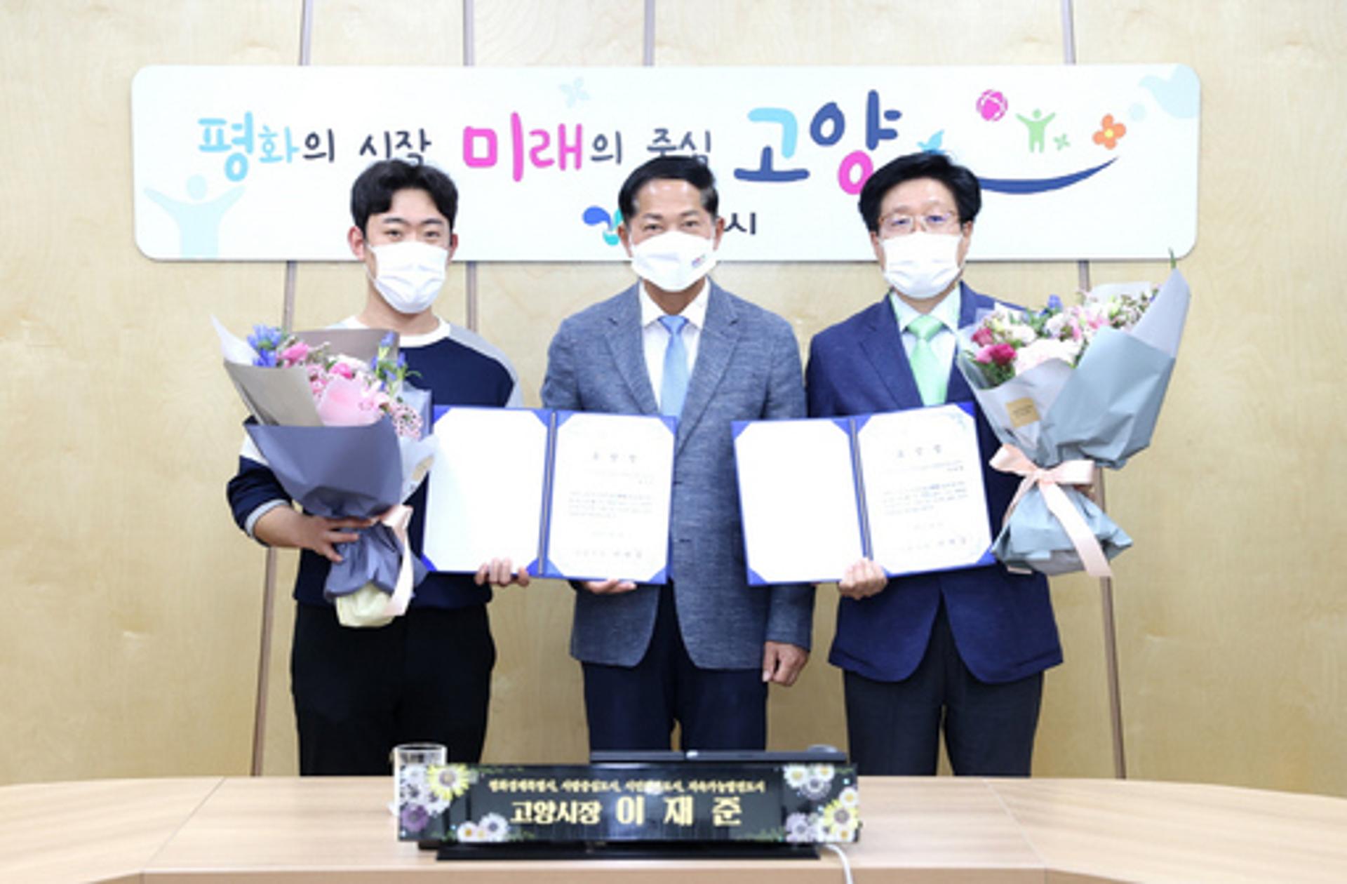 고양시, 출근길 쓰러진 승객 '심폐소생술'로 살린 시민에 표창