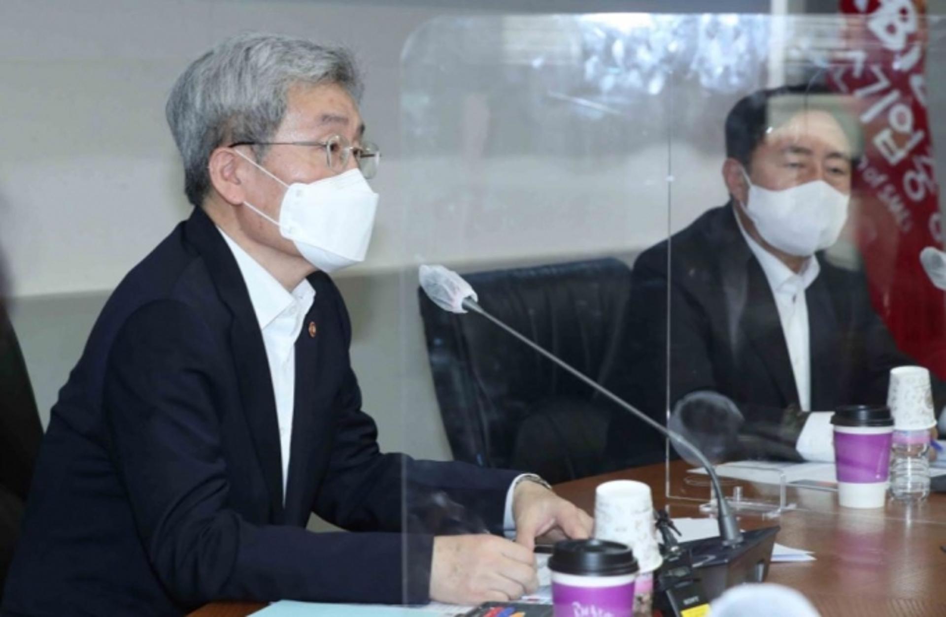 고승범, 첫 현장행보… "코로나 대출연장, 최적의 방안 모색"