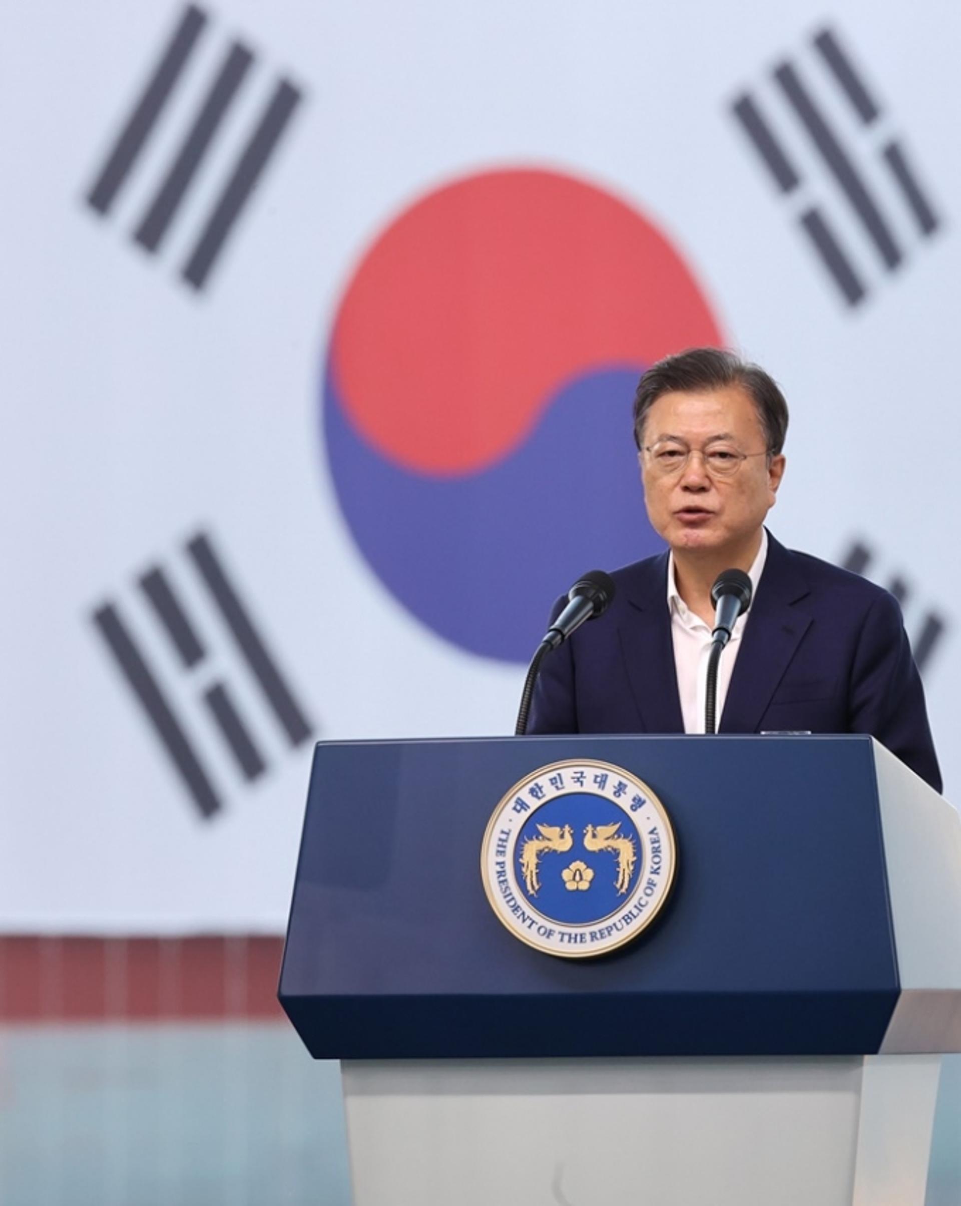 박정희 추모식때 '문 대통령 화환' 던진 남성, 1심서 무죄