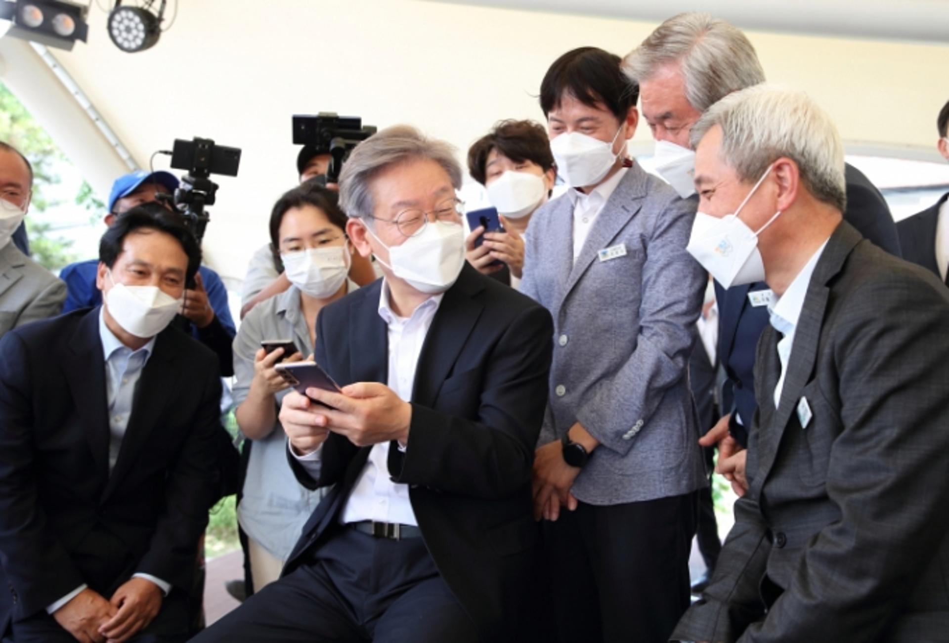 이재명, 오산 오색시장서 추석 민생행보 "우리 경제, 다 함께 잘사는 길 찾아야"