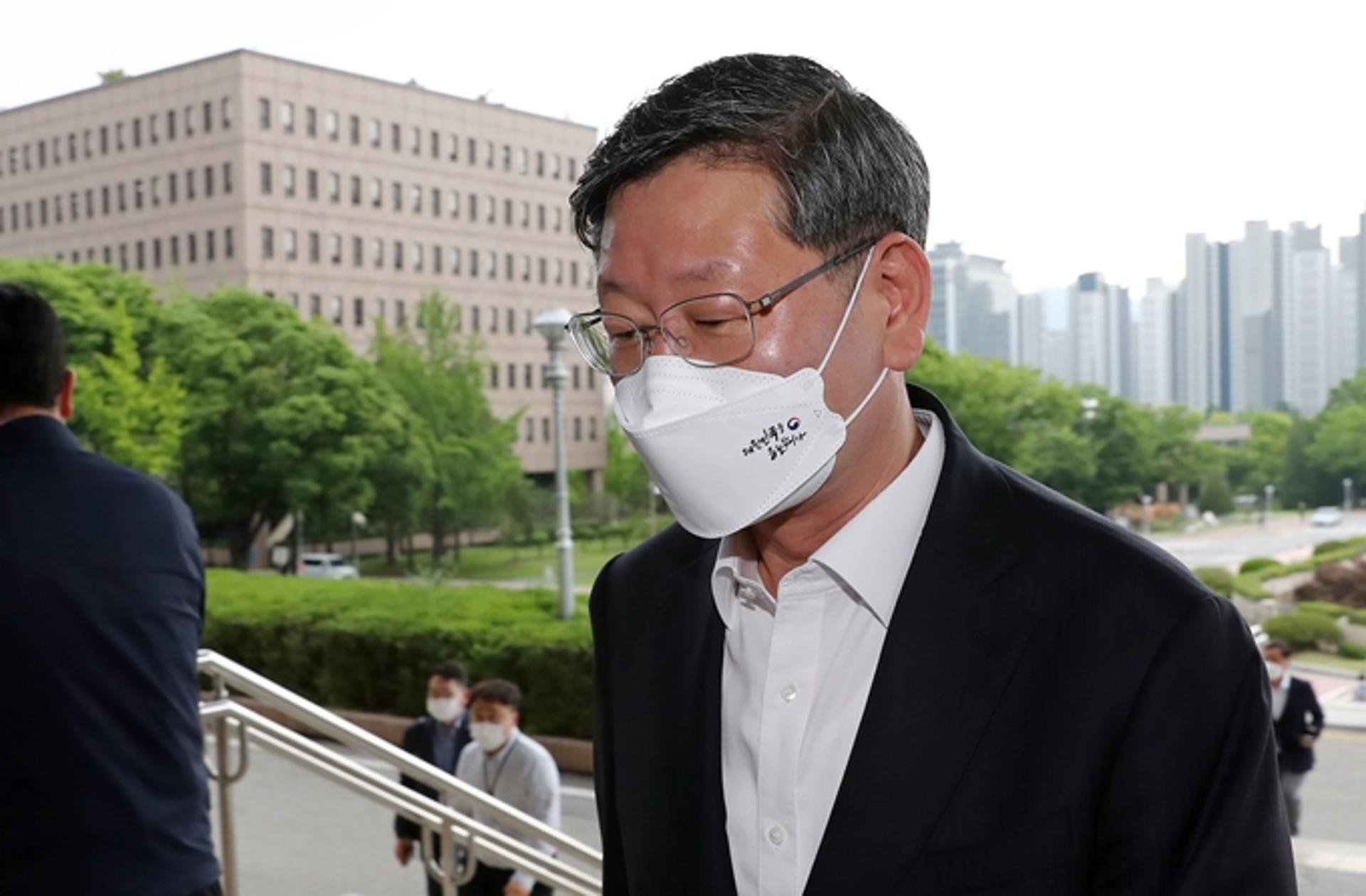 '택시기사 폭행·증거인멸' 이용구 전 법무부차관 불구속 기소