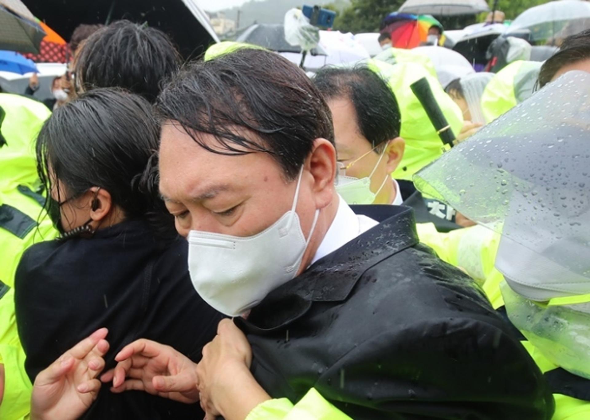 "탄핵 원흉 물러가라"… 윤석열, 박정희 생가 갔다가 '곤욕'