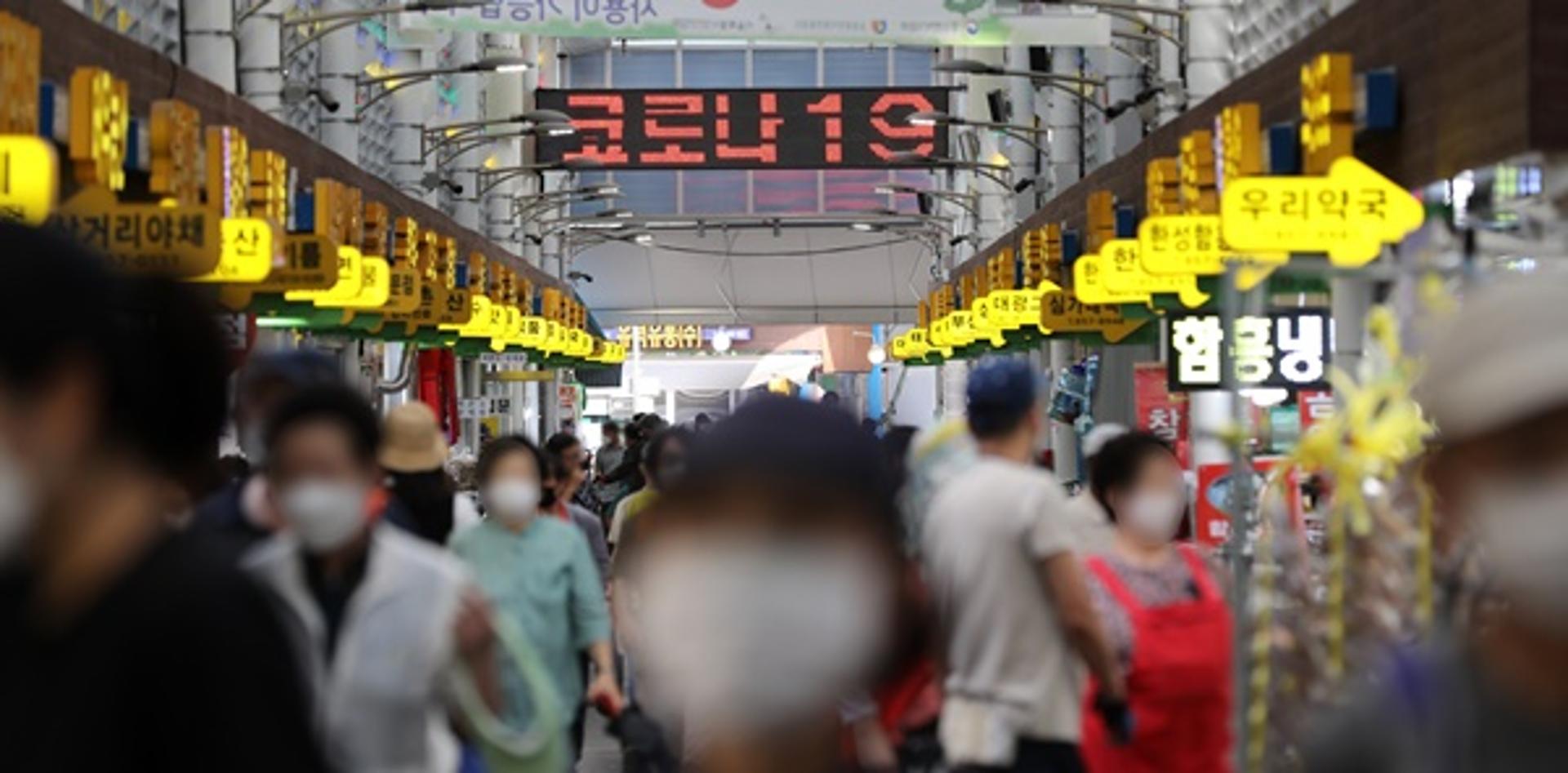 신규 코로나 확진자 2400명대 안팎 예상… 고령층 '부스터샷' 시작되나