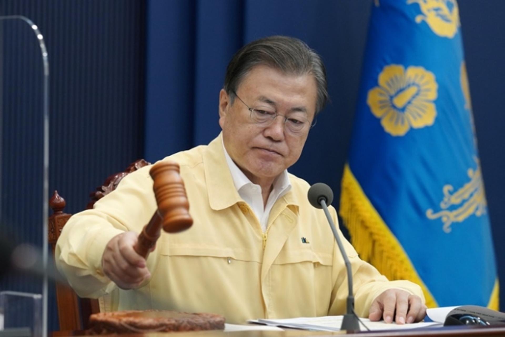 문 대통령 "소상공인·자영업자 한계… 단계적 일상 회복 늦출 수 없다"