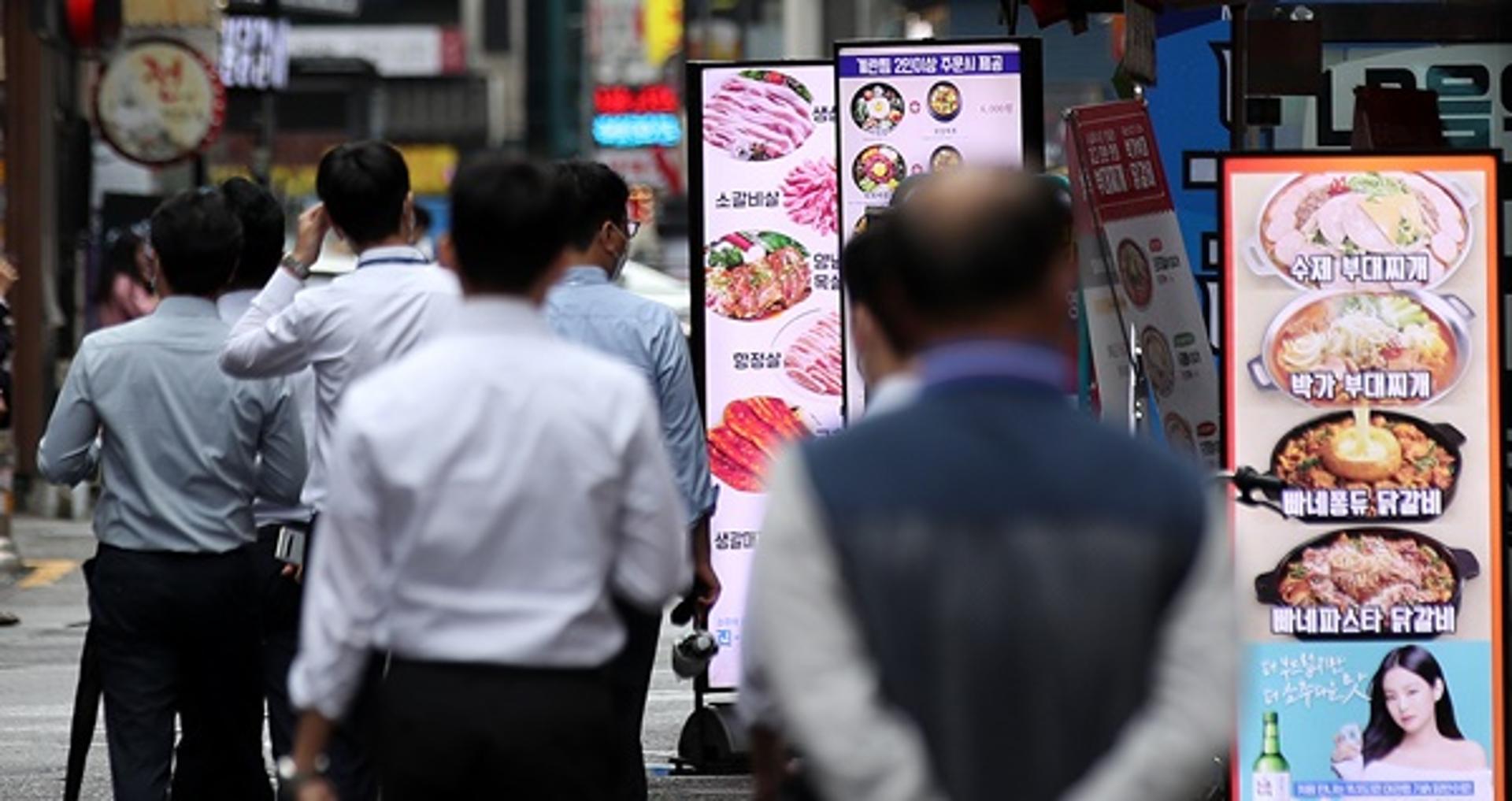 코로나 확진자 수요일 최다 2400명 예상 … 거리두기 재연장되나