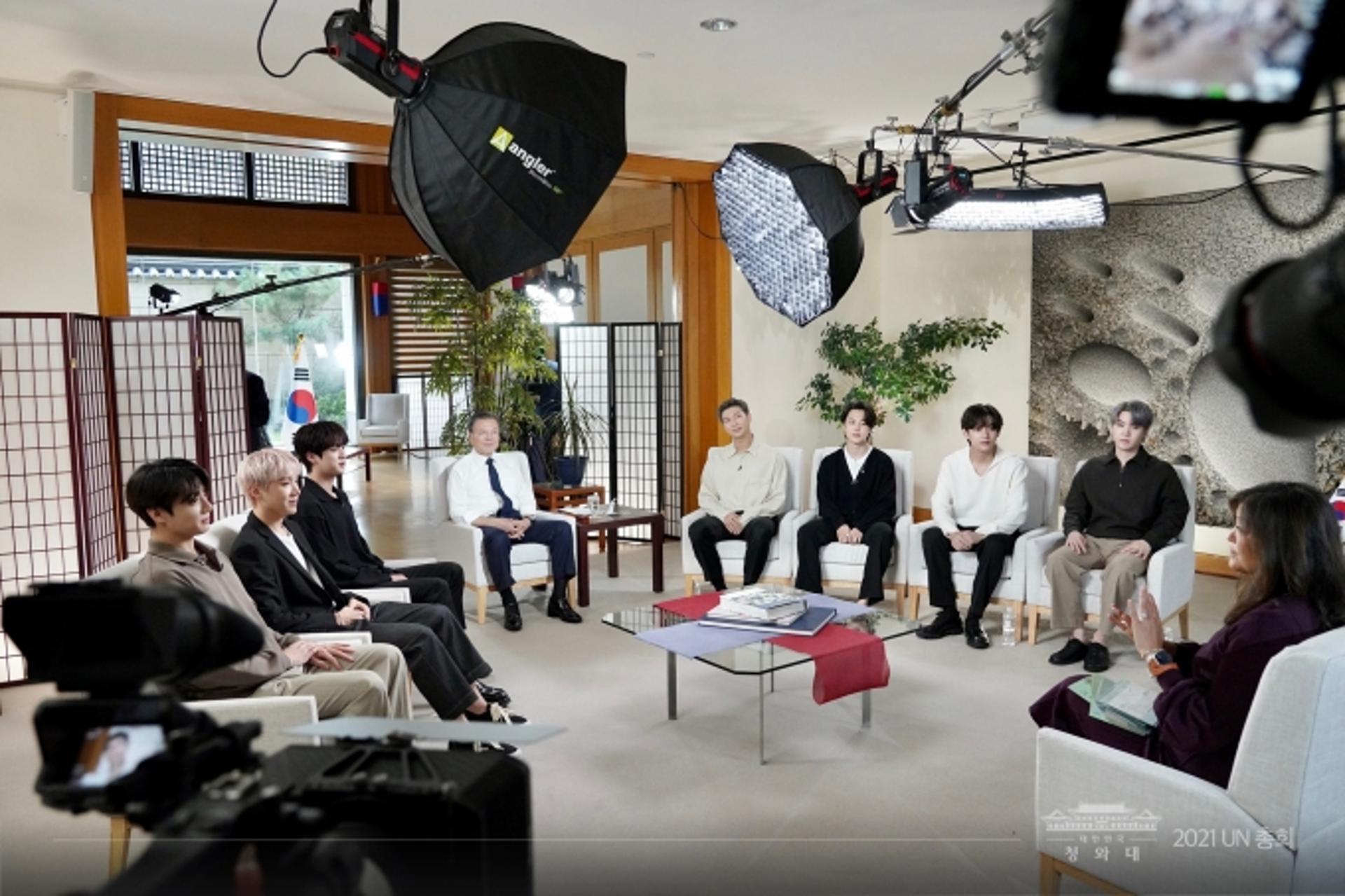 청와대, BTS 열정페이 논란 해명… "경비, 사후정산 완료됐다"