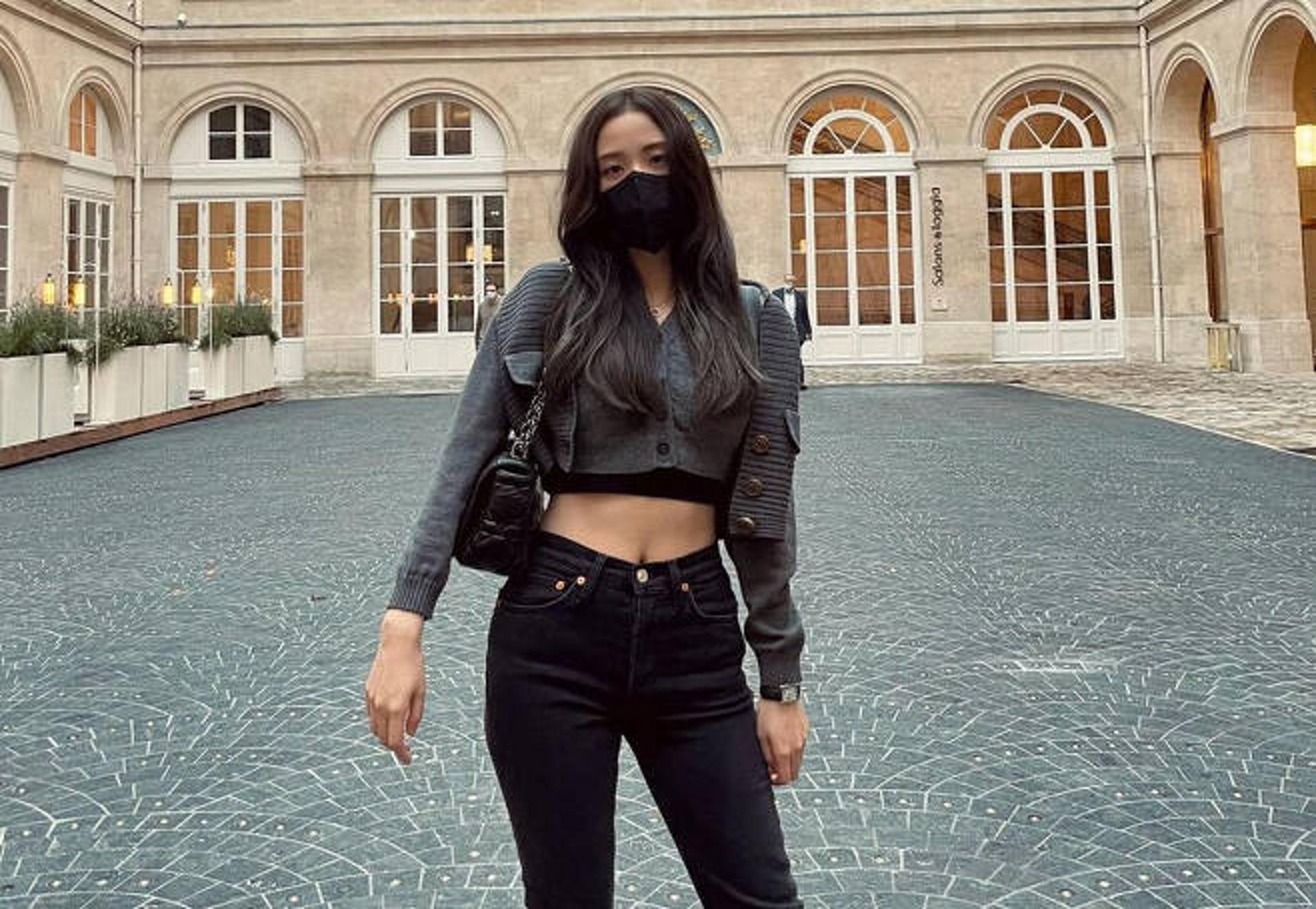 파리 빛낸 블랙핑크 지수 명품 몸매… 탄탄한 복근 눈길