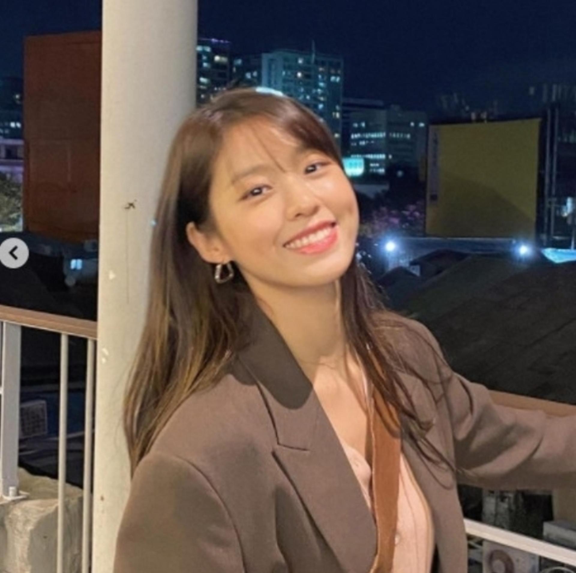 가을여신 설현, 환한 미소 넘사벽… “우리 좀 있다 만나요”
