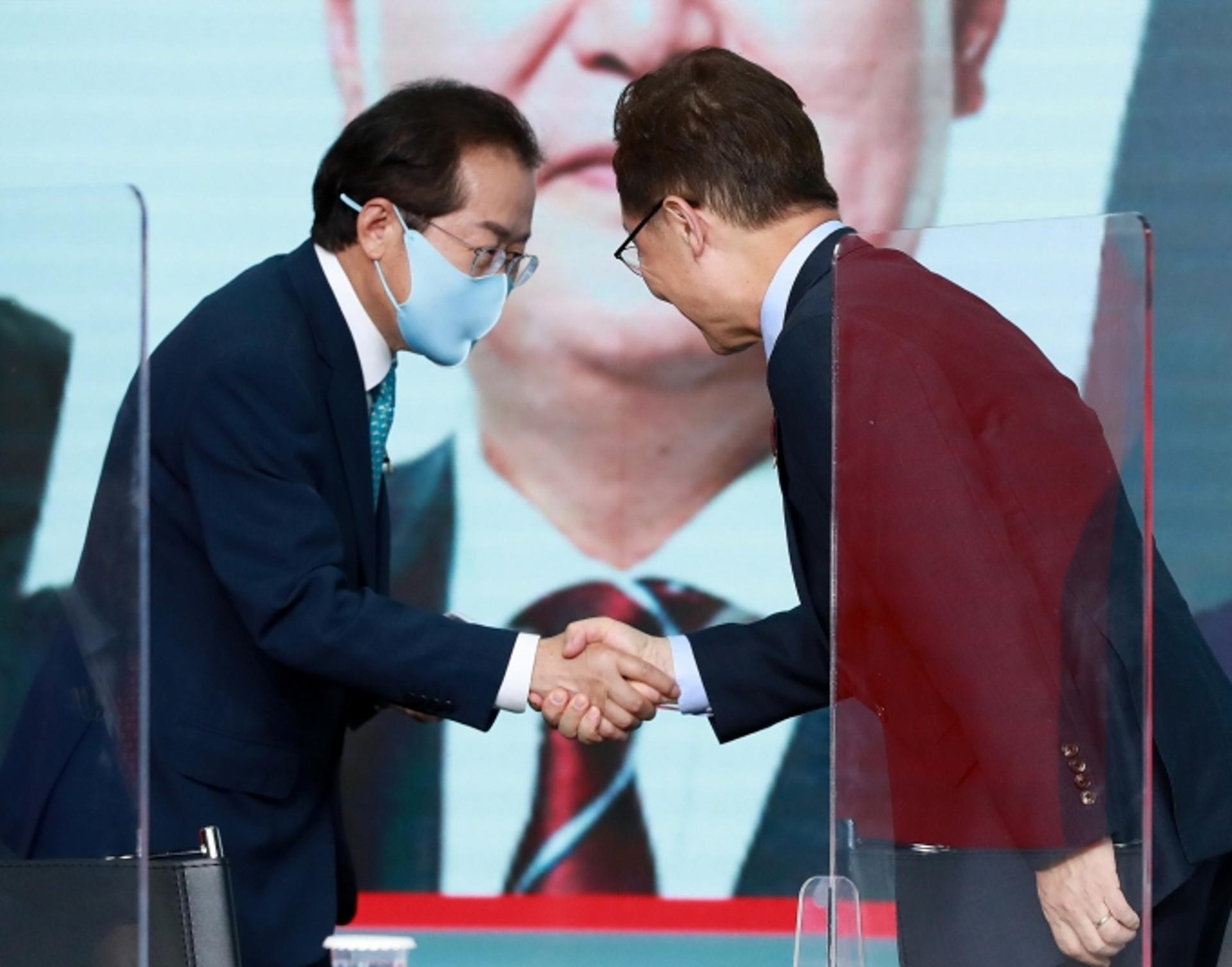 최재형, 홍준표 손잡았다… 정권탈환 제안에 “함께 가자” 화답