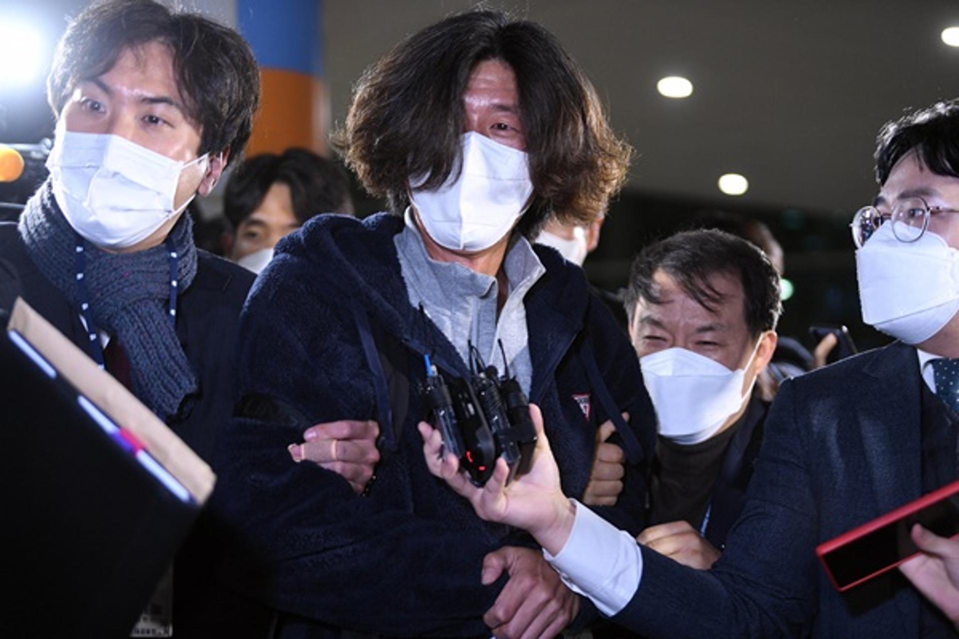 '대장동 의혹' 남욱 변호사 귀국…검찰, 곧바로 체포