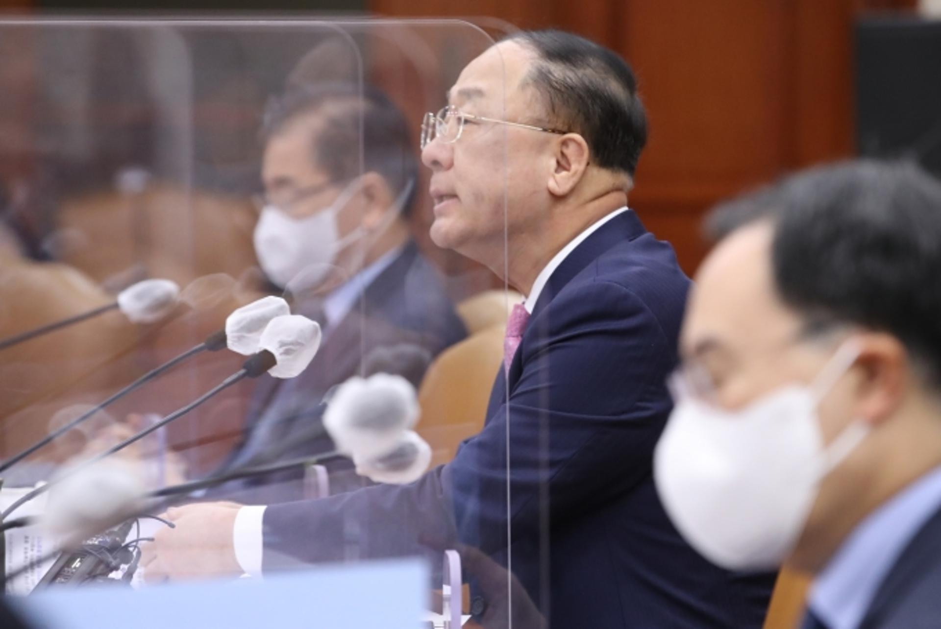 美 ‘반도체 정보 요구’에 홍남기 “기업 자율성 바탕으로 적극 대응”