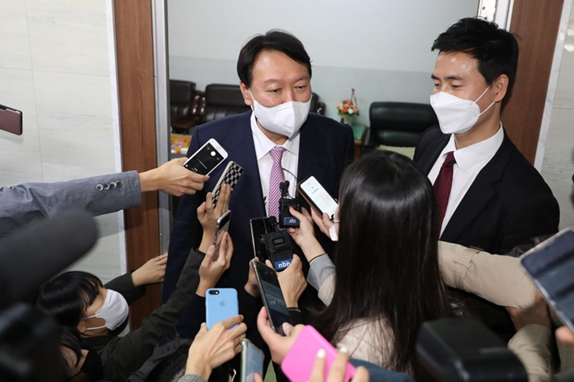 윤석열, 전두환 옹호에… 洪·劉·元, 연일 맹공 "역사의식 천박"