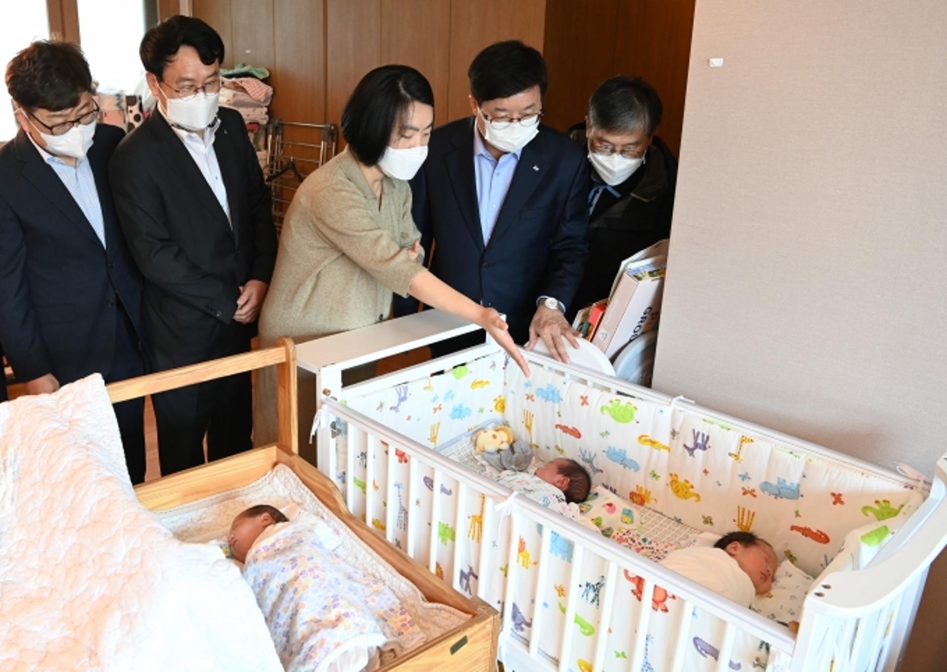 ‘수원시 세쌍둥이 이상 출산축하금’  첫번째 수혜가정 탄생