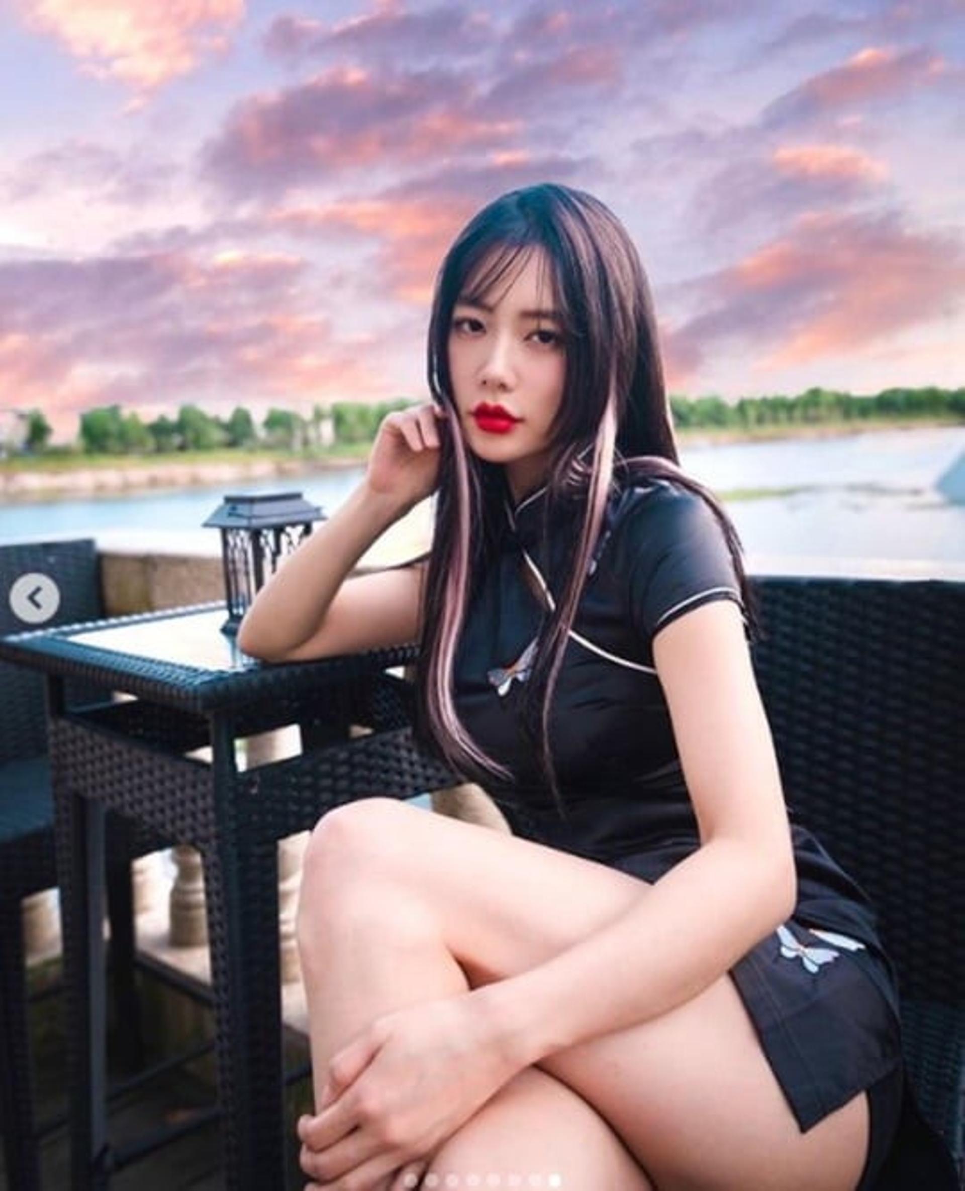 "미니 치파오 美쳤다"… 클라라, 게임 속 캐릭터?