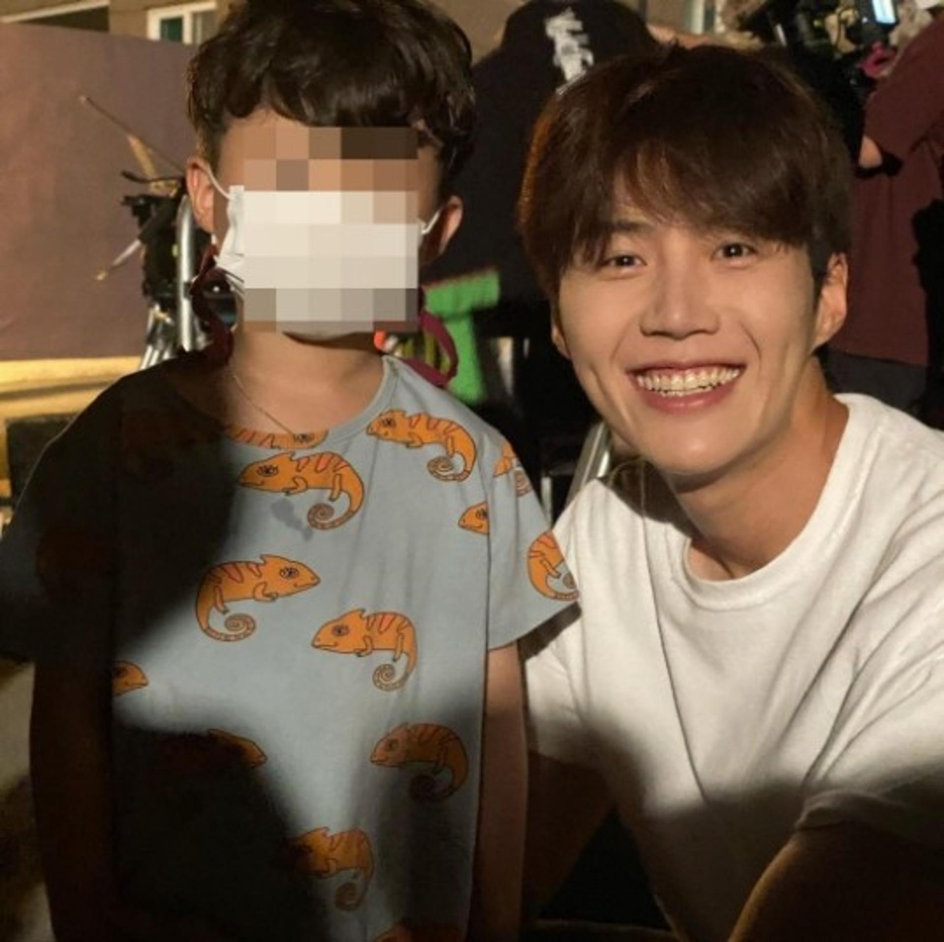 "홍반장답게 일어서자"… 김선호 응원한 '갯차' 스태프