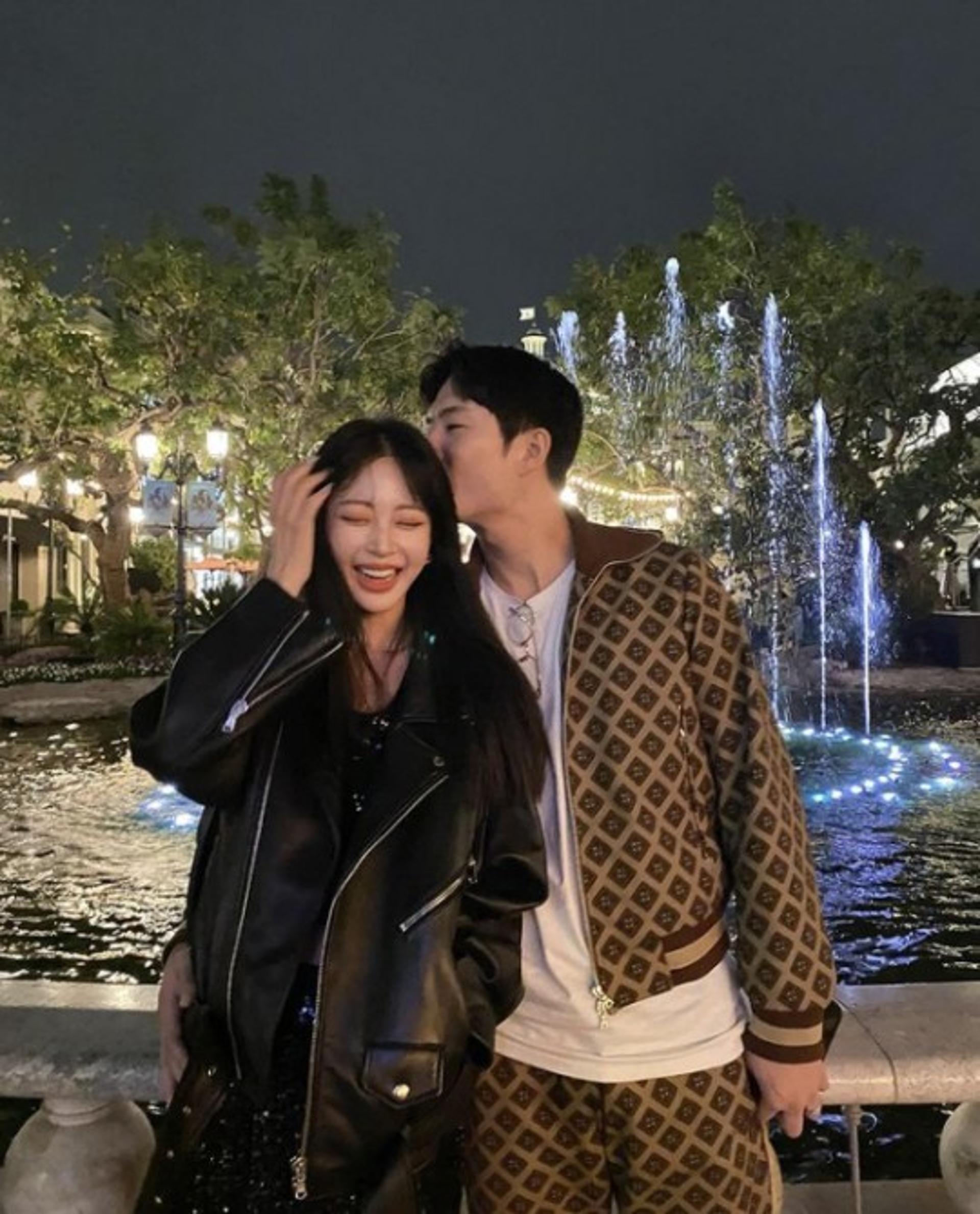 "넌 날 웃게 해"… 한예슬 근황, 10세 연하 남친 스킨십에 '활짝'
