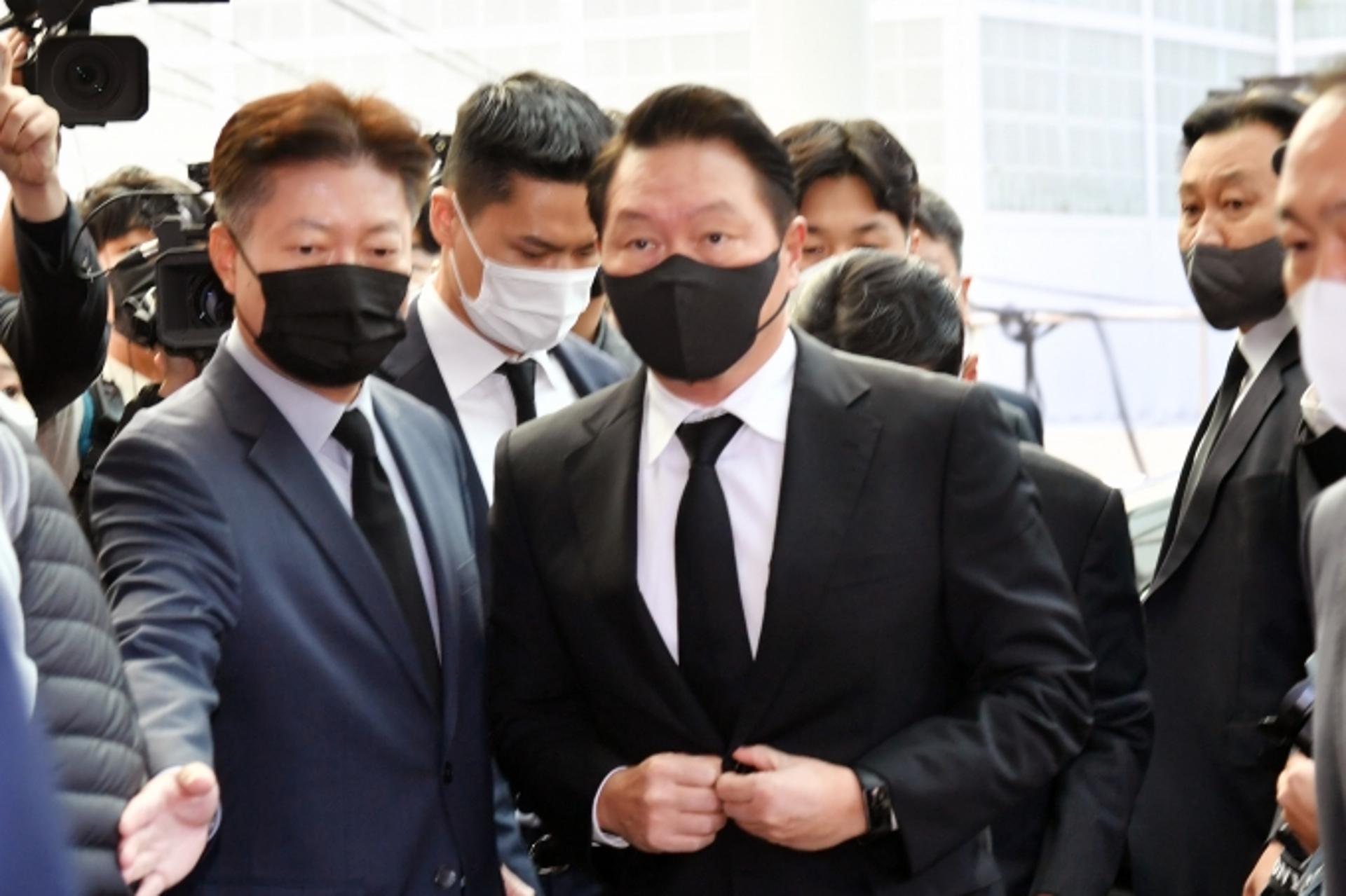 장인 노태우 빈소 찾은 최태원 SK 회장 "마음 아파… 영면하시길"