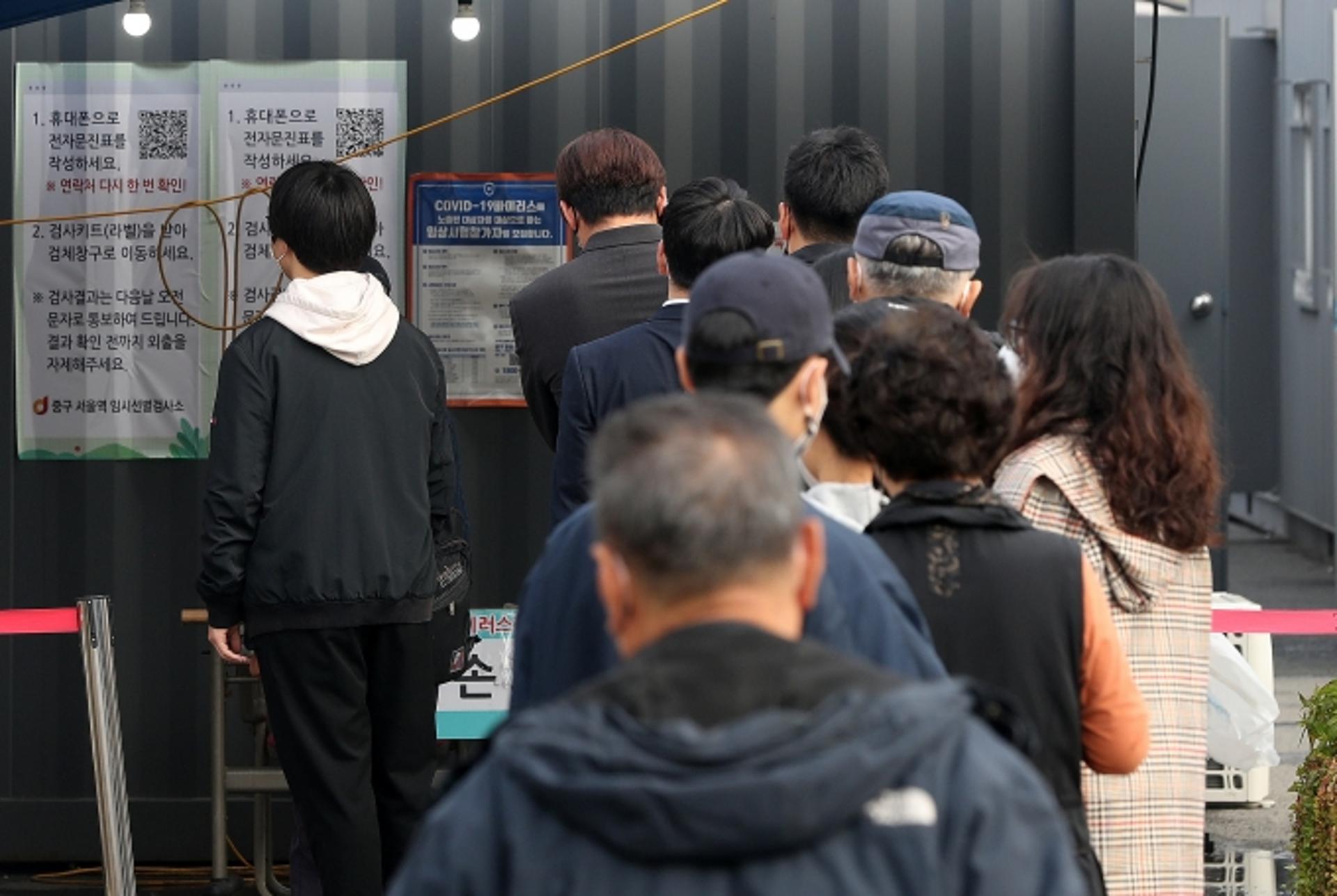 20일 만에 신규 확진자 2000명대?… 위드코로나 앞두고 '비상'