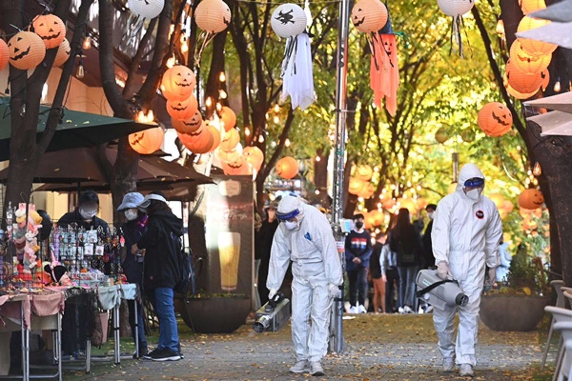 '위드코로나' 앞두고 신규 확진자 2100명대?… 핼러윈데이 확산세 우려