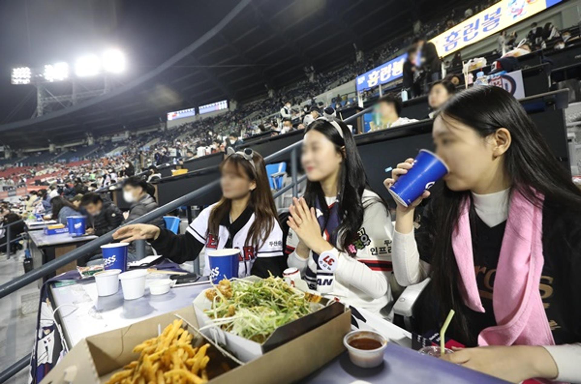 "야구장 치맥 돌아왔다"… '일상회복 첫날' 확진자 1500명대 예상