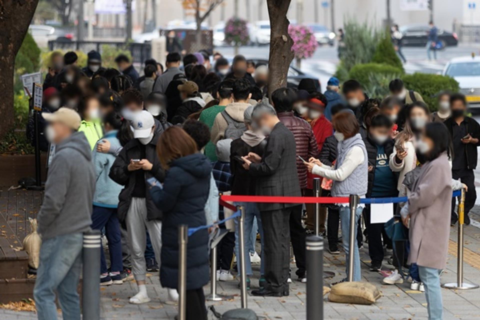 신규 코로나 확진자 2400명대 전망… 10달 만에 사망자 최다