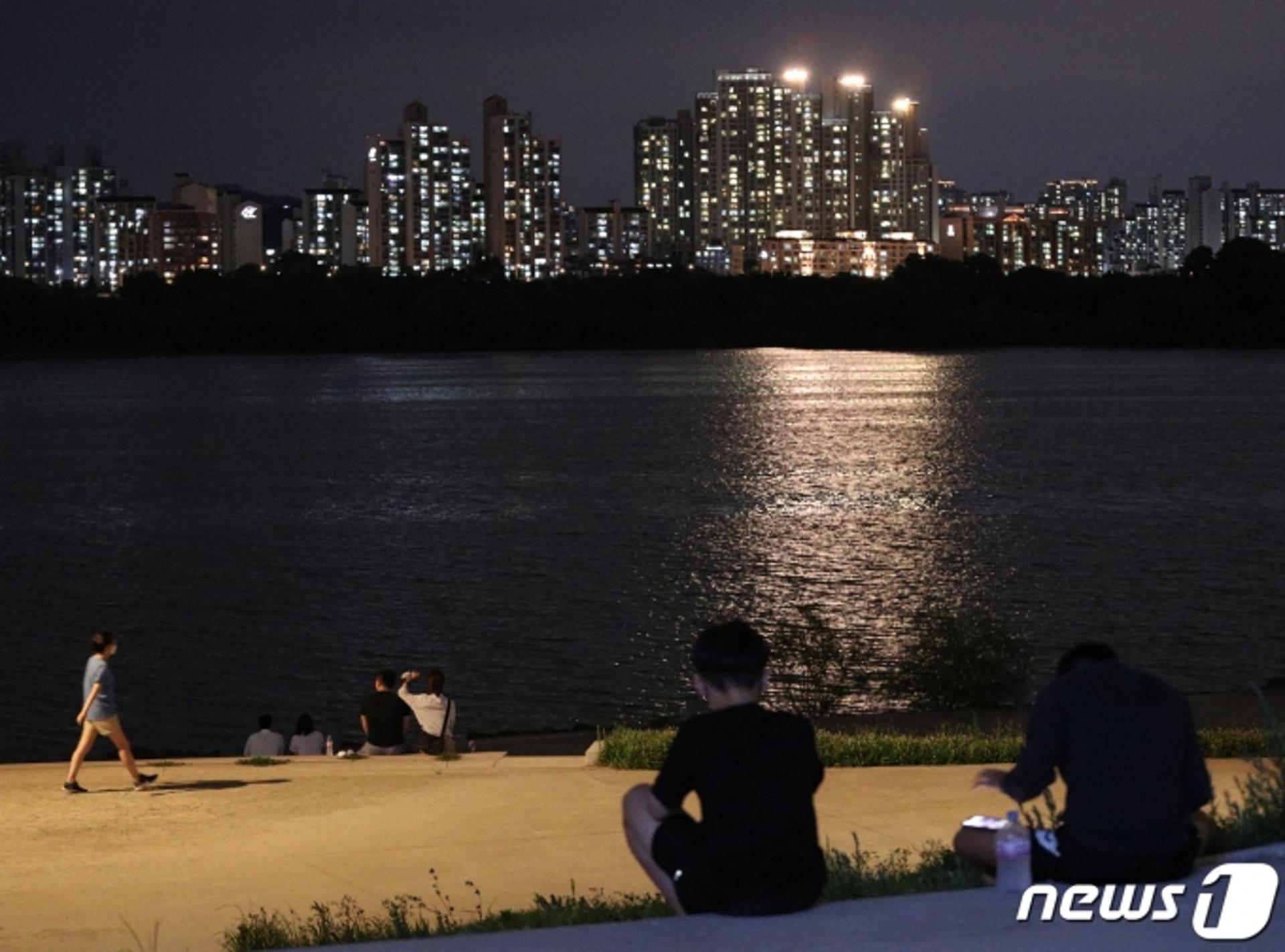 “마스크 안 쓰고 한강서 치맥 해도 OK”… 밤 10시 이후 금주 풀린다