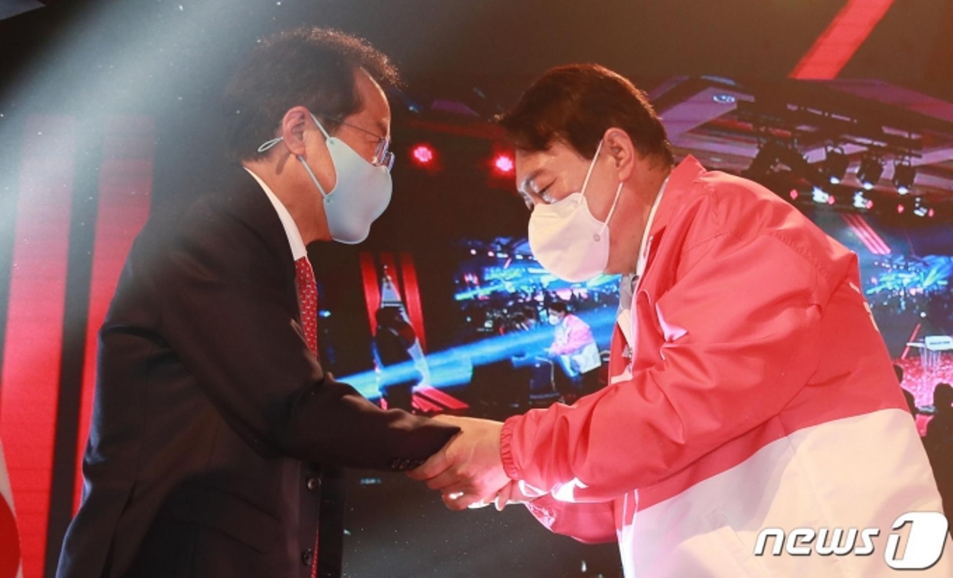 윤석열 “선배님, 우리는 깐부”… 홍준표 “난 아닌데”