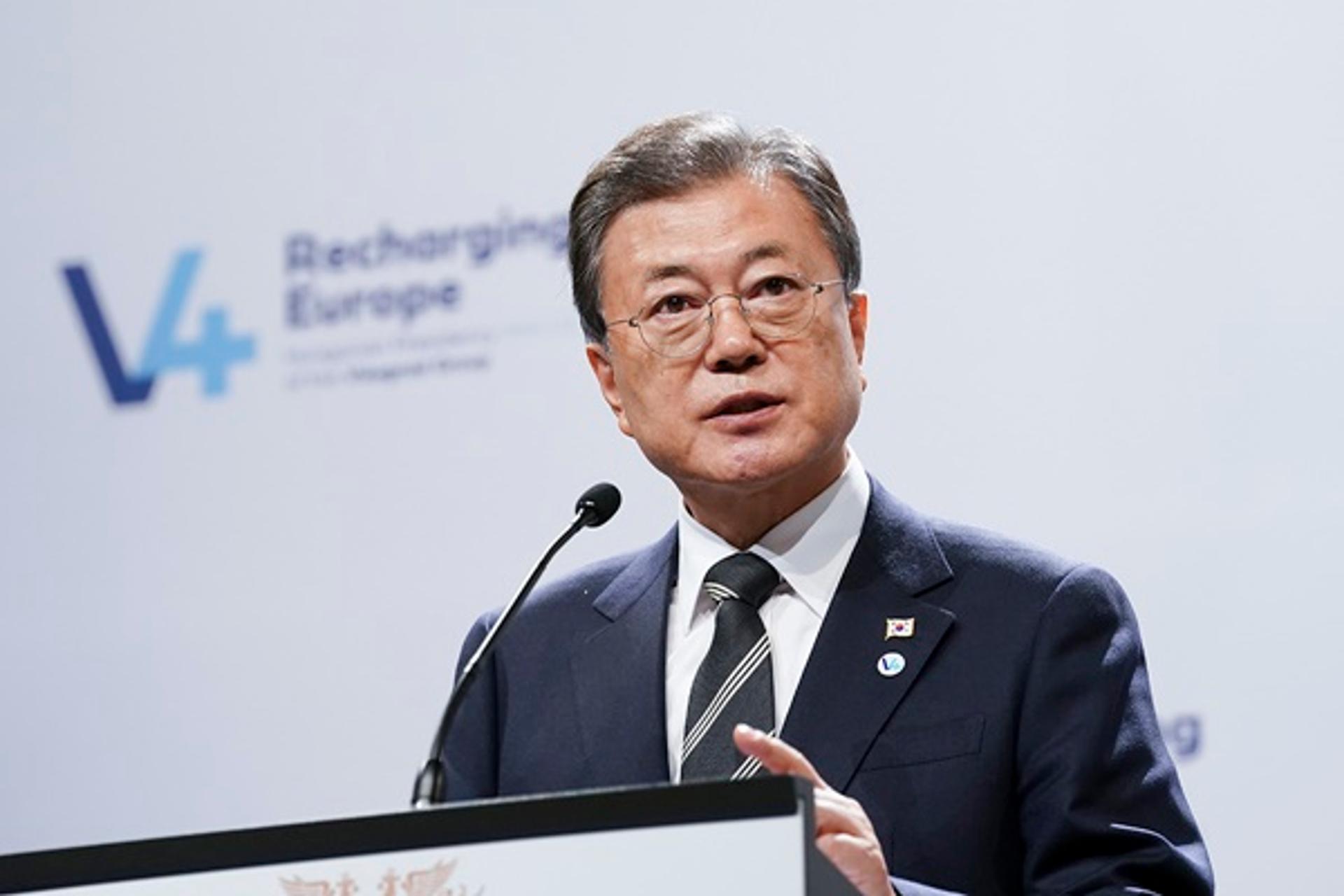 문 대통령 "요소수 매점매석 철저 단속… 해외물량 확보하라"(상보)