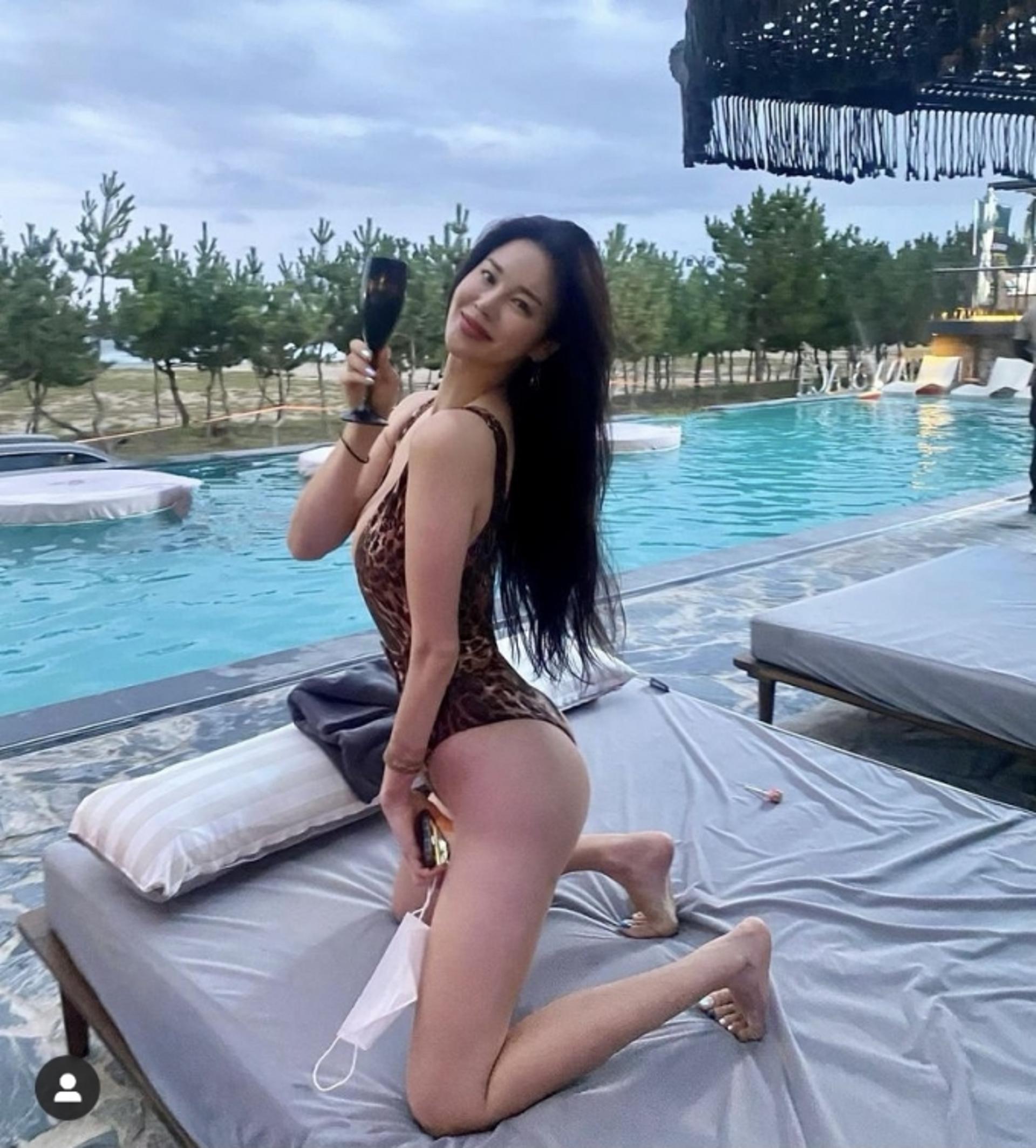 "나랑 한잔 할래?"… 롯데 치어리더, 묘한 포즈 도발