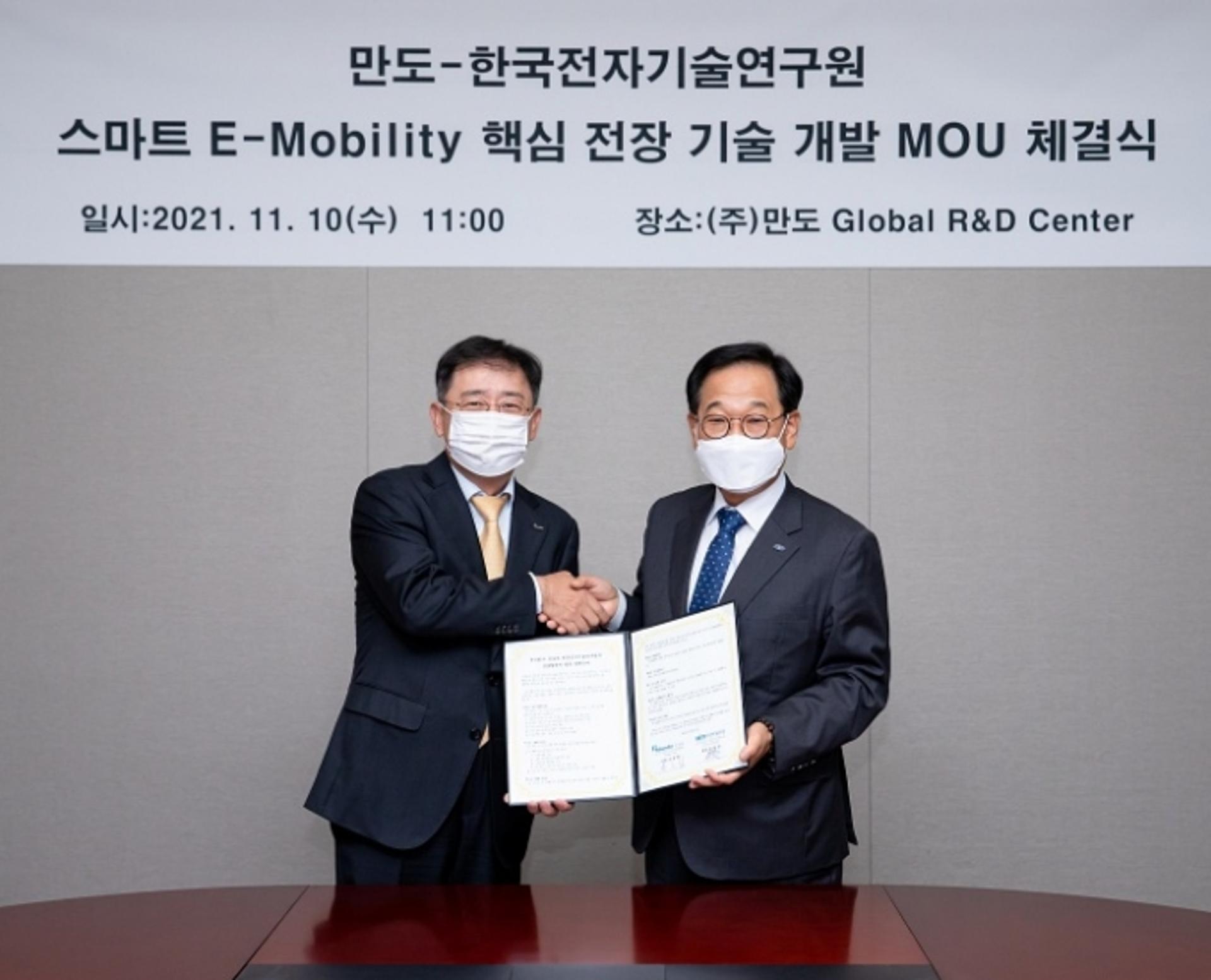 "충전 더 편해지겠네" 만도-KETI, 전기차 충전 자율주행로봇 만든다