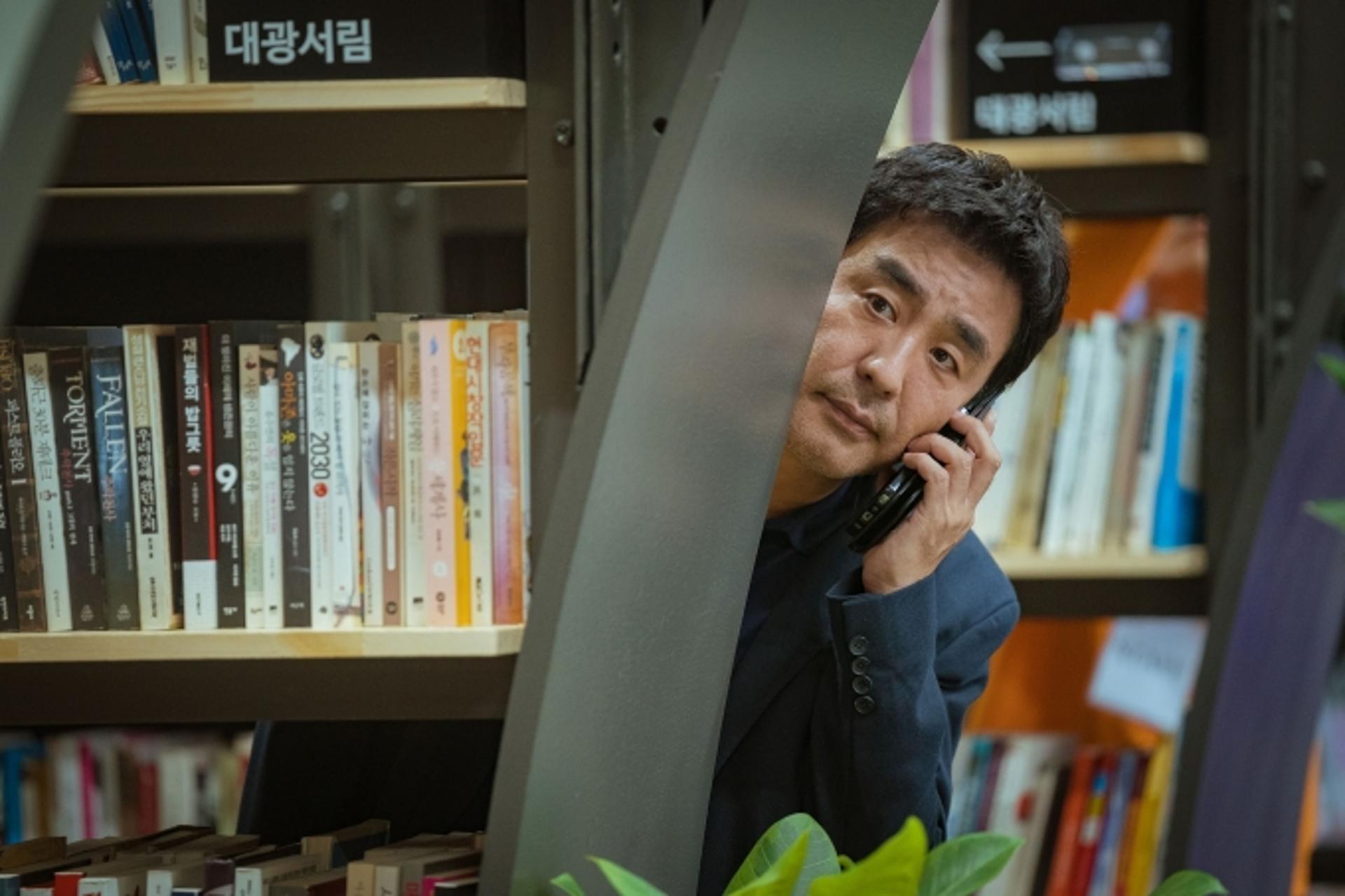 [영화-장르만 로맨스] “꼬일수록 크게 터진다”