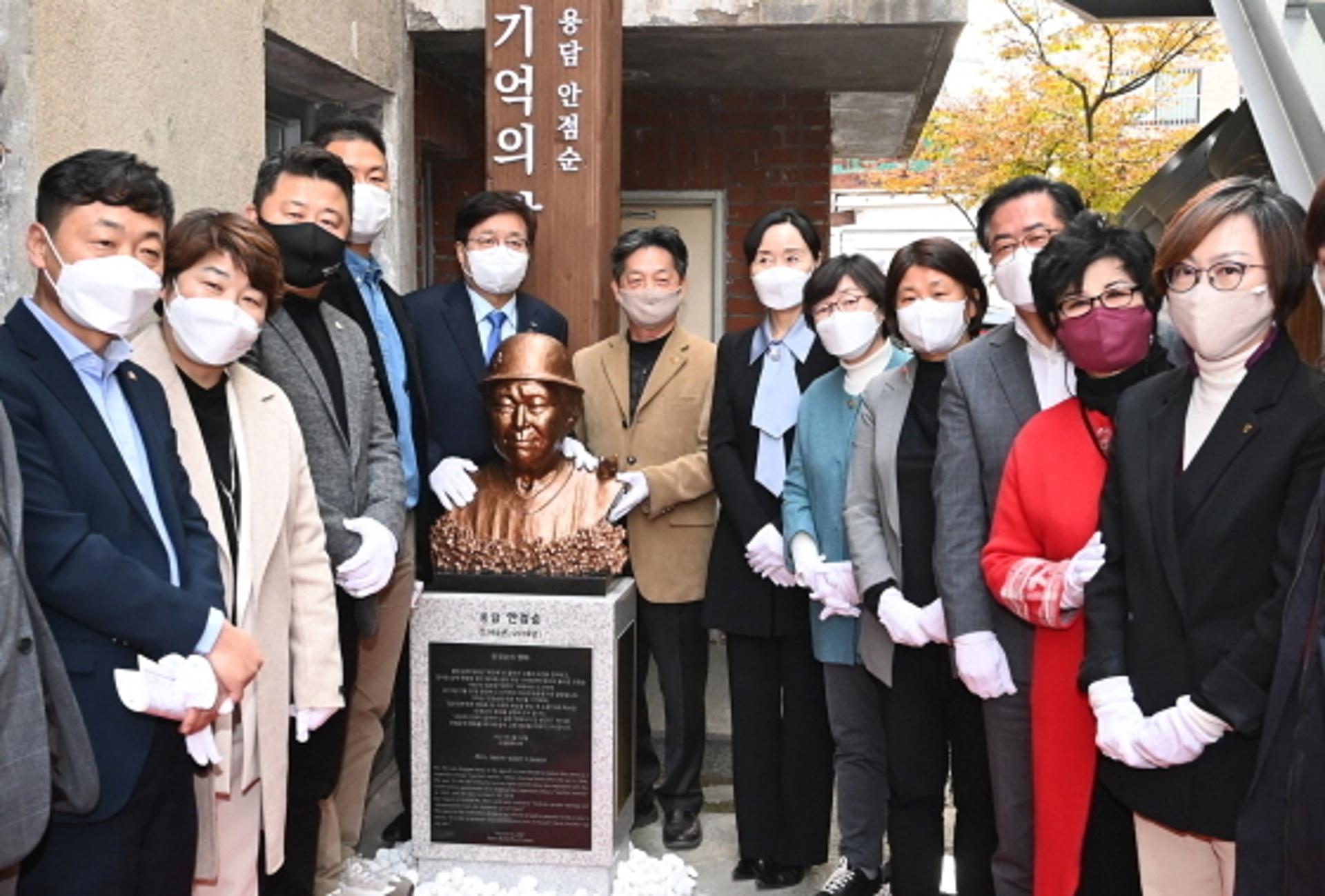 수원시, 위안부 피해 할머니 '용담 안점순 기억의 방' 개관·기림비 제막