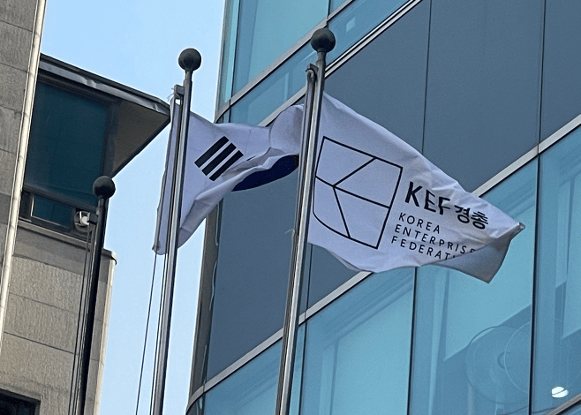 외투기업 4곳 중 1곳 "한국 특유 리스크 있다"… 1위는 '규제 남발'