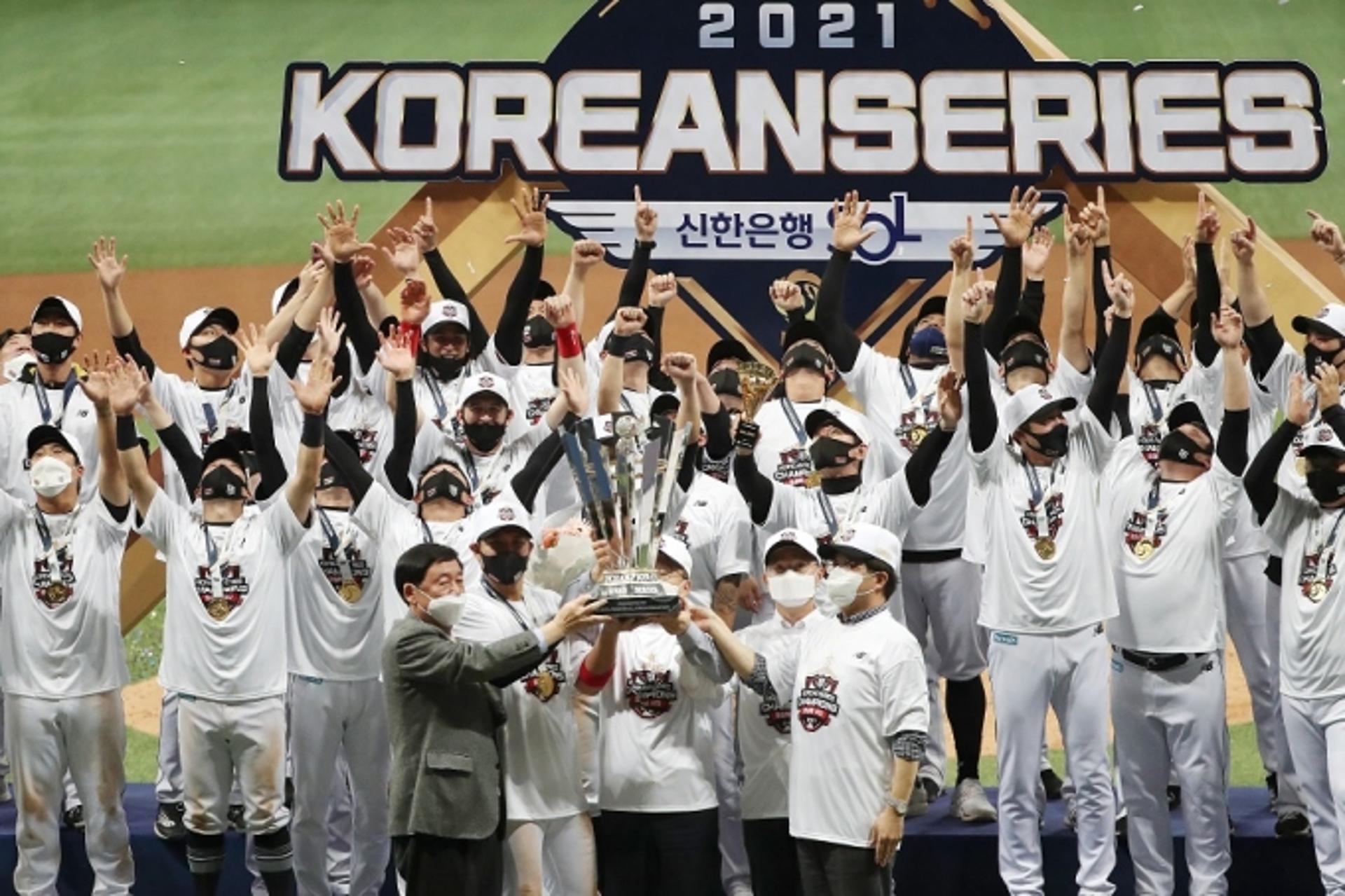 '창단 첫 우승 KT', 두산 상대 4전 전승…7시즌만에 '최고의 팀으로'