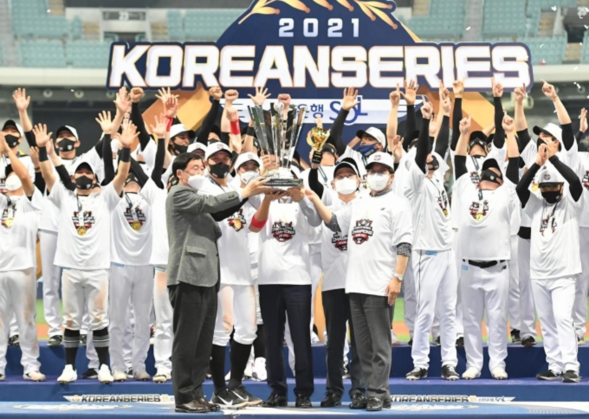 창단 첫 통합우승 kt 위즈…약속지킨 염태영 "정말 자랑스럽다"