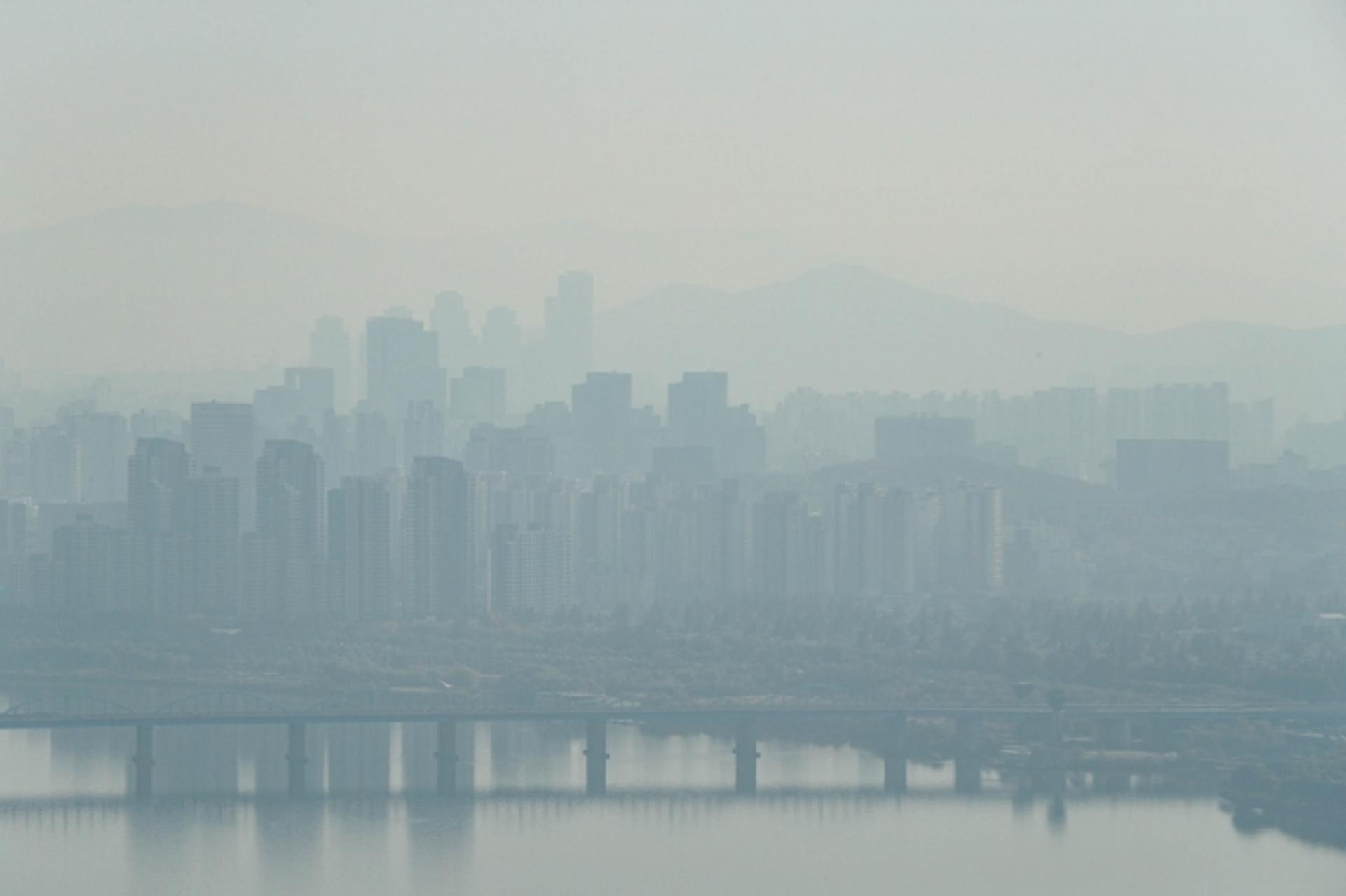 한반도 상공 덮친 '중국발 스모그'… 주말 내내 뿌연 하늘