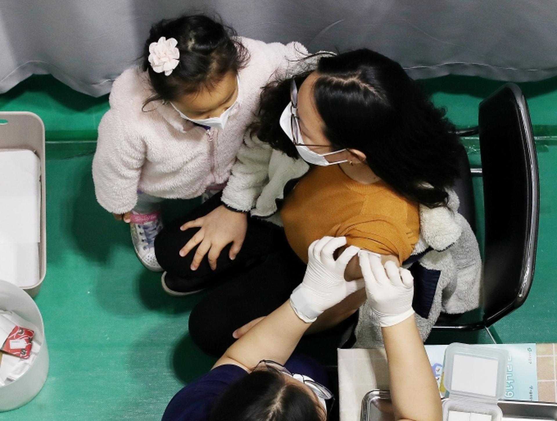 국민 78.8%, 백신 기본접종 완료… '부스터샷' 누적 176만명