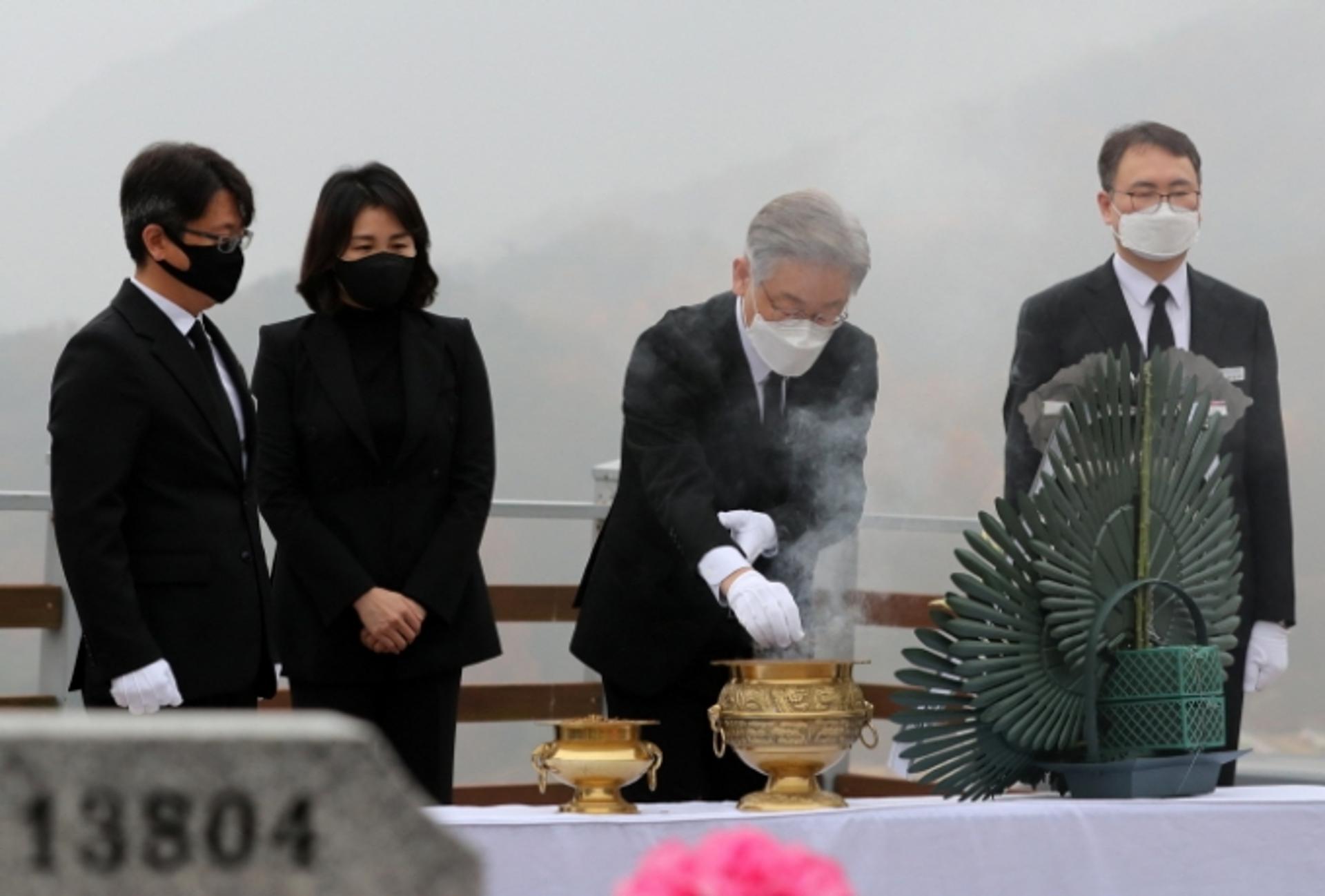 "北도발 용인 않겠다"… 이재명, 연평도 포격전 전사자 묘역 참배