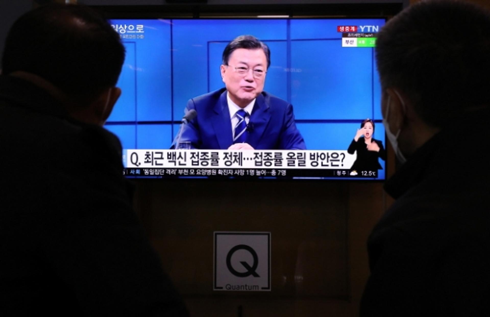 문 대통령 "청소년·연소자까지 접종 대상 늘리는 게 중요"